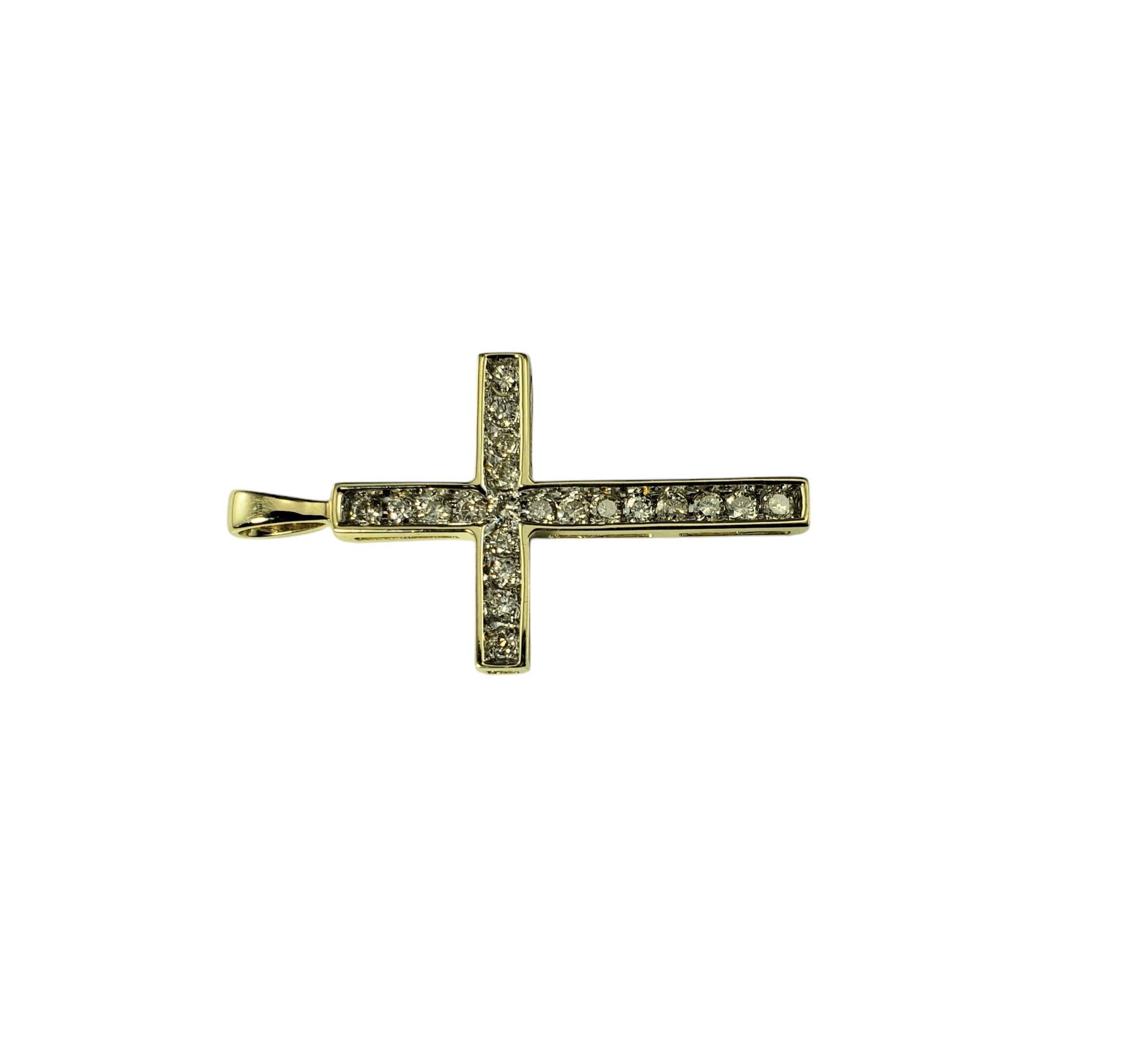 Taille brillant Pendentif croix en or jaune et blanc 10 carats avec diamants n° 19553 en vente