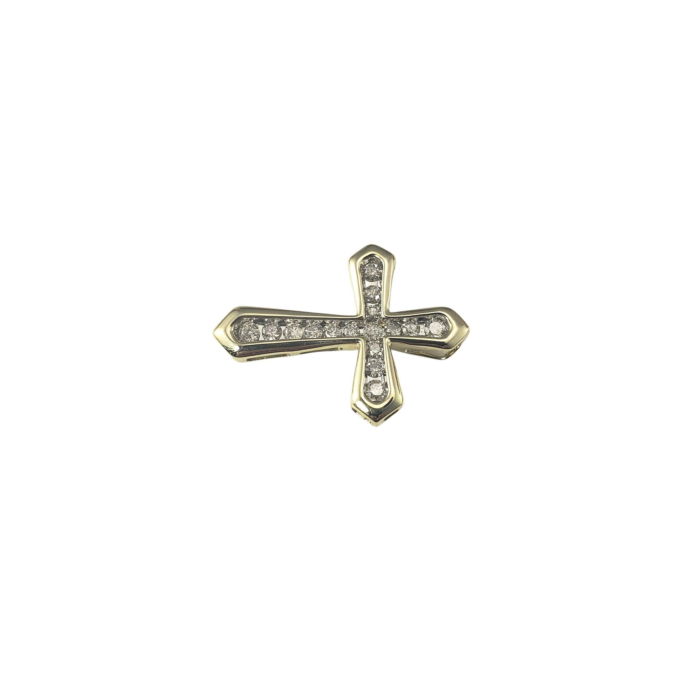 10K Gelb- und Weißgold Diamant-Kreuz-Anhänger

Dieser elegante Kreuzanhänger ist aus 10 Karat Gelbgold gefertigt und mit 16 funkelnden Diamanten im Brillantschliff aus 10 Karat Weißgold besetzt, die ihm genau den richtigen Schimmer verleihen. Ein