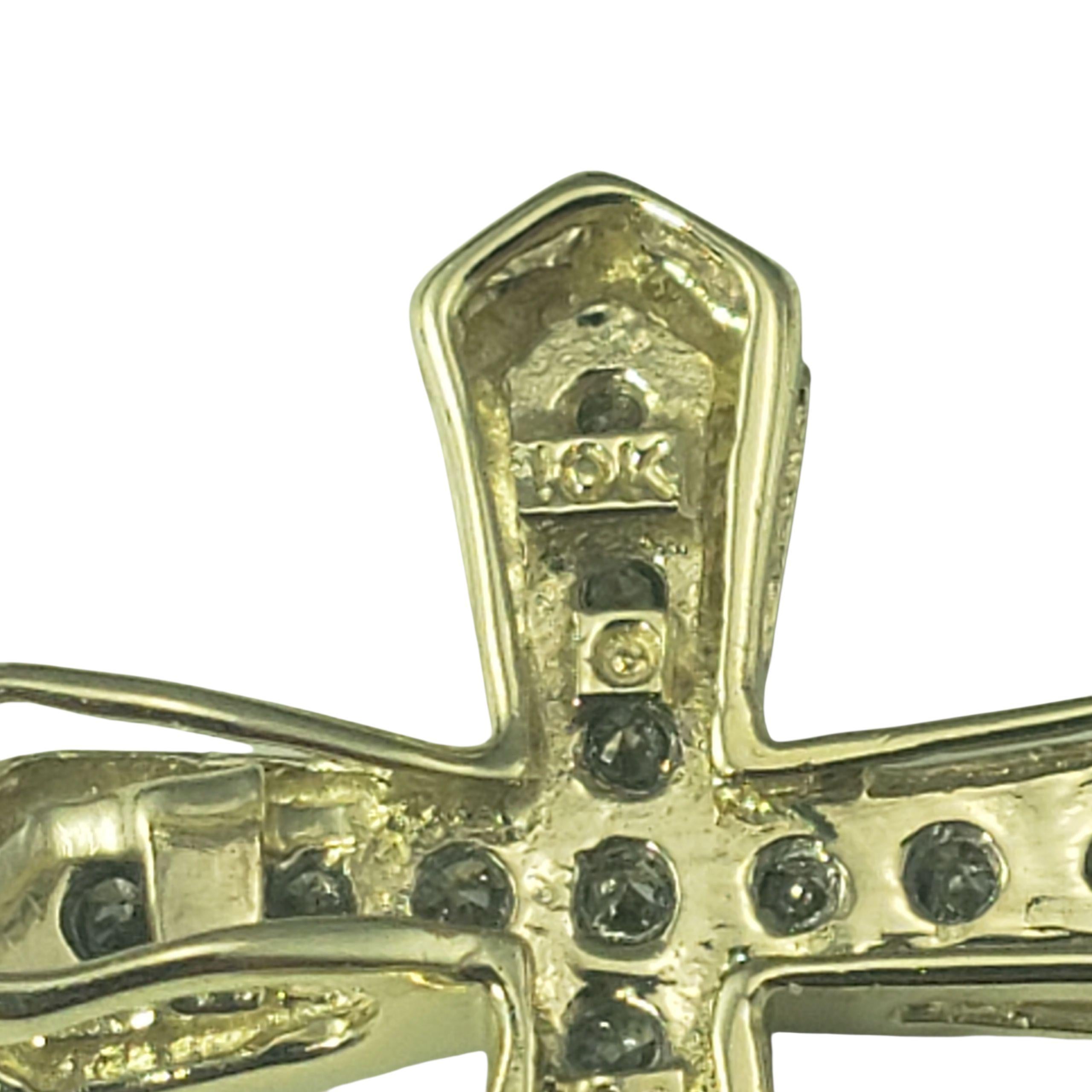 10 Karat Gelb- und Weißgold Diamant-Kreuz-Anhänger #22565 im Zustand „Gut“ im Angebot in Washington Depot, CT