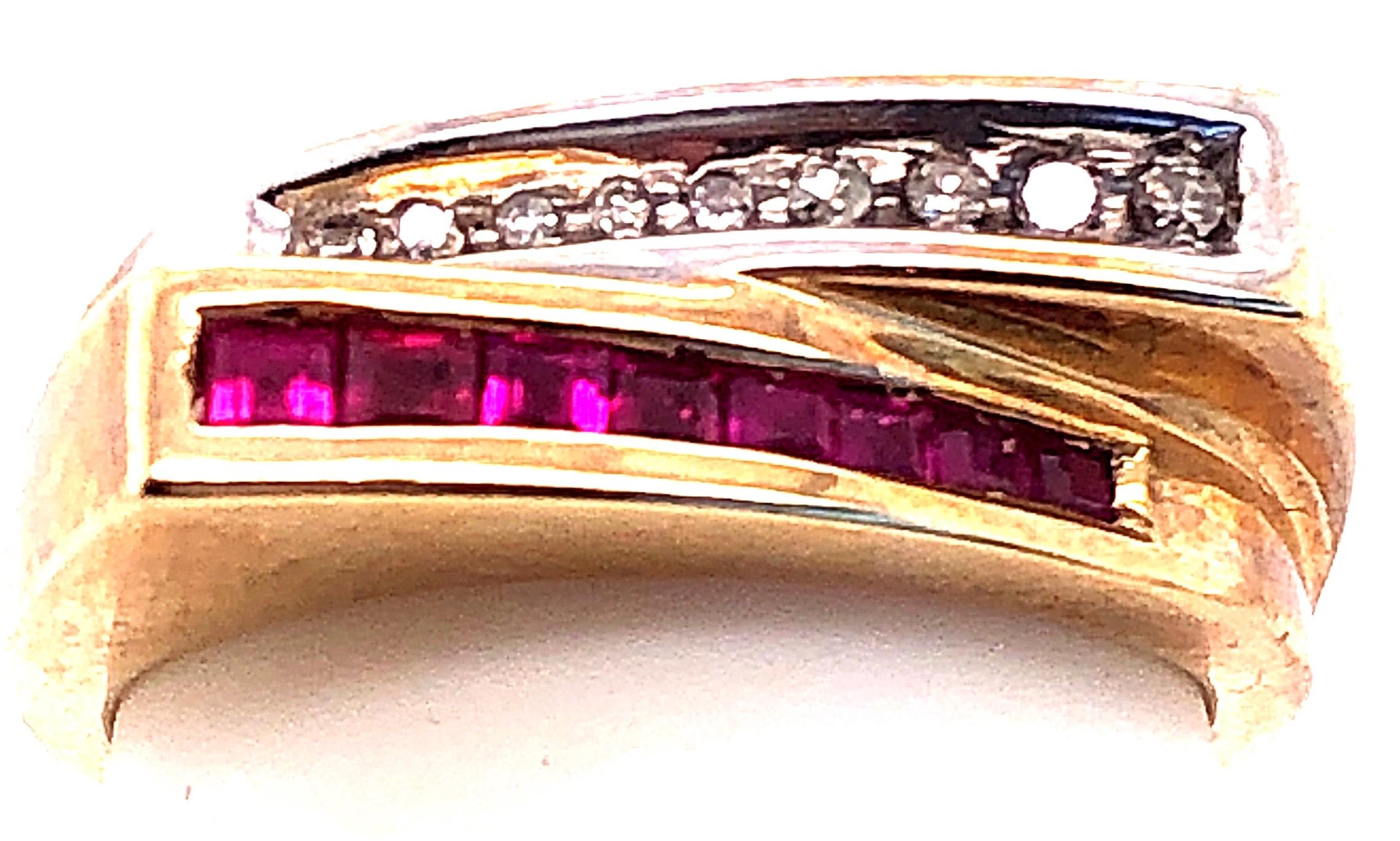 Anillo de dos hileras de rubíes y diamantes en oro amarillo y blanco de 10 quilates
0,18 peso total de diamantes.
0,20 peso total del rubí.
Talla 7
4 gramos de peso total.