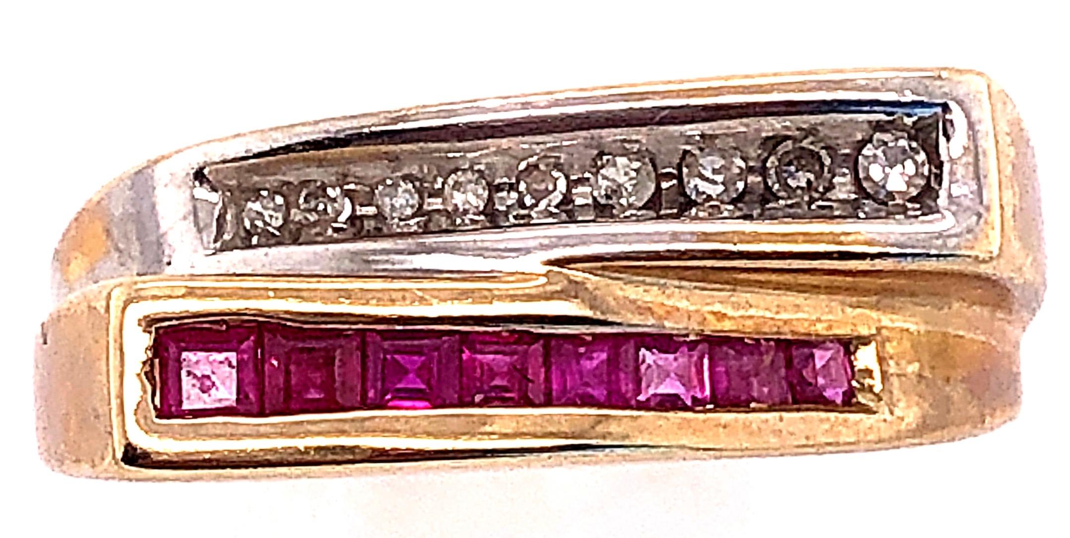 Zweireihiger Ring aus 10 Karat Gelb- und Weißgold mit Rubin und Diamant im Zustand „Gut“ im Angebot in Stamford, CT