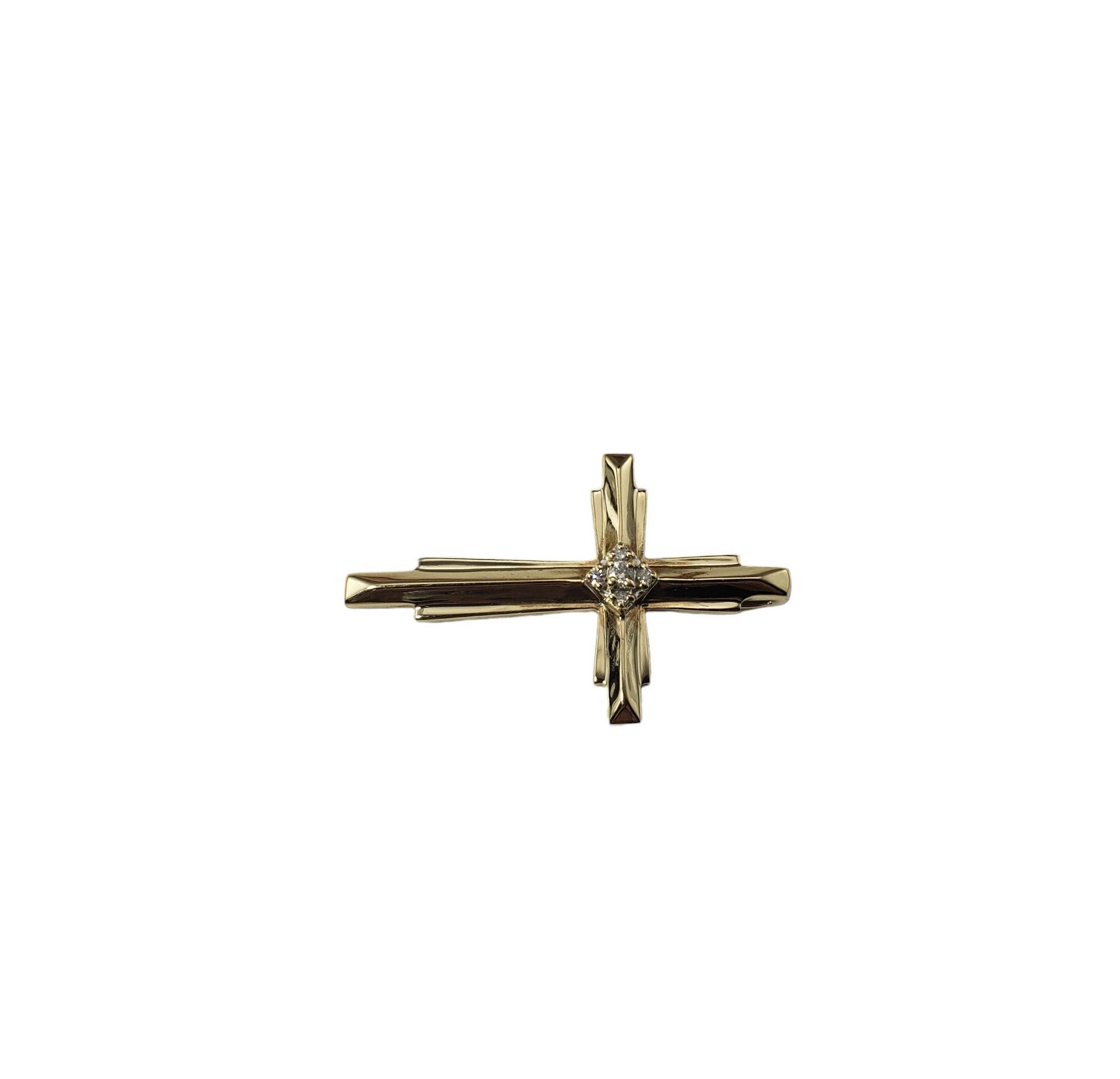 Pendentif vintage en or jaune 10K et diamant en forme de croix-

Cet élégant pendentif en forme de croix présente un diamant rond de taille brillante et quatre diamants ronds de taille simple sertis dans de l'or jaune 10K classique.

Poids total