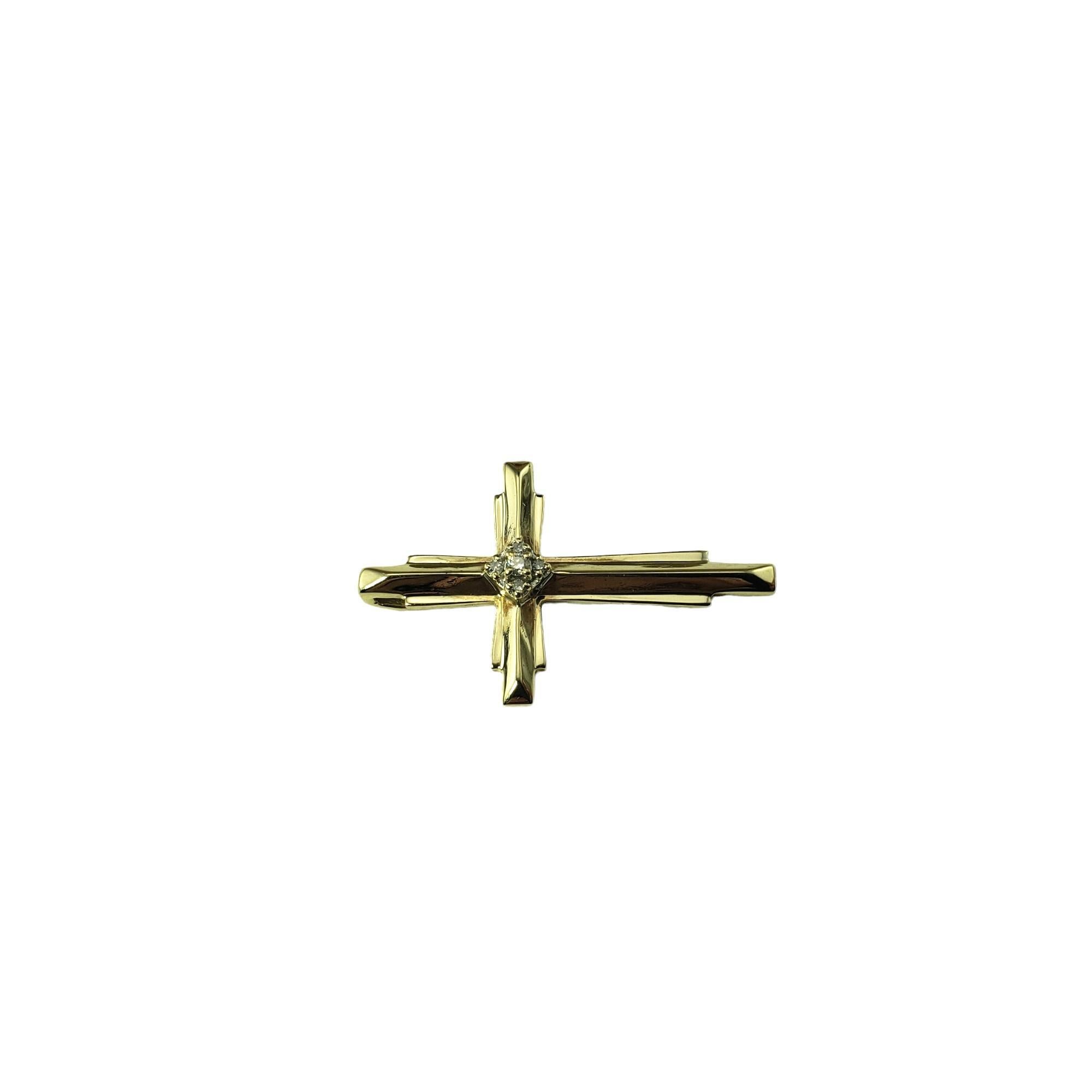 Taille ronde Pendentif croix en or jaune 10 carats et diamant n° 16031 en vente