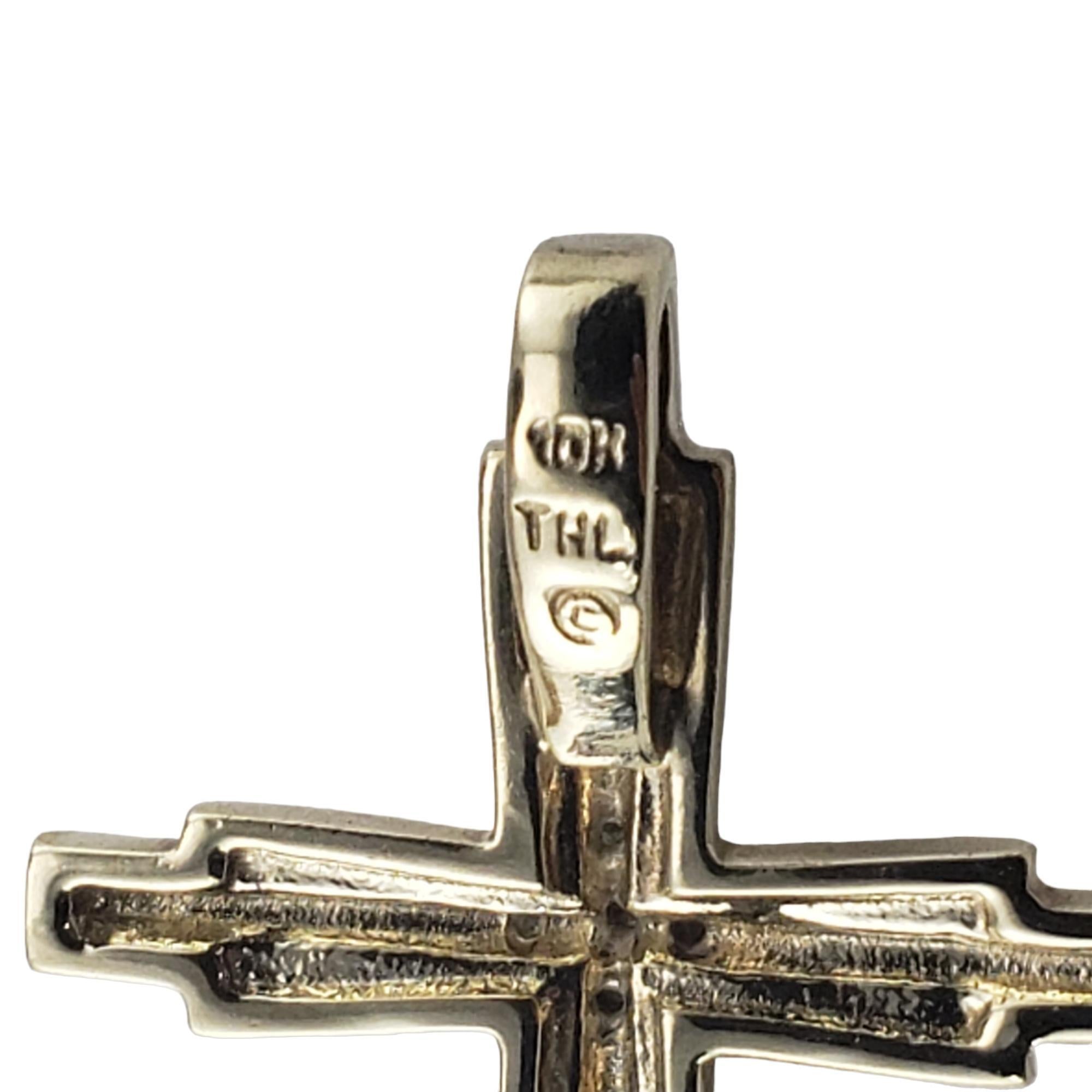 Pendentif croix en or jaune 10 carats et diamant n° 16031 Pour femmes en vente