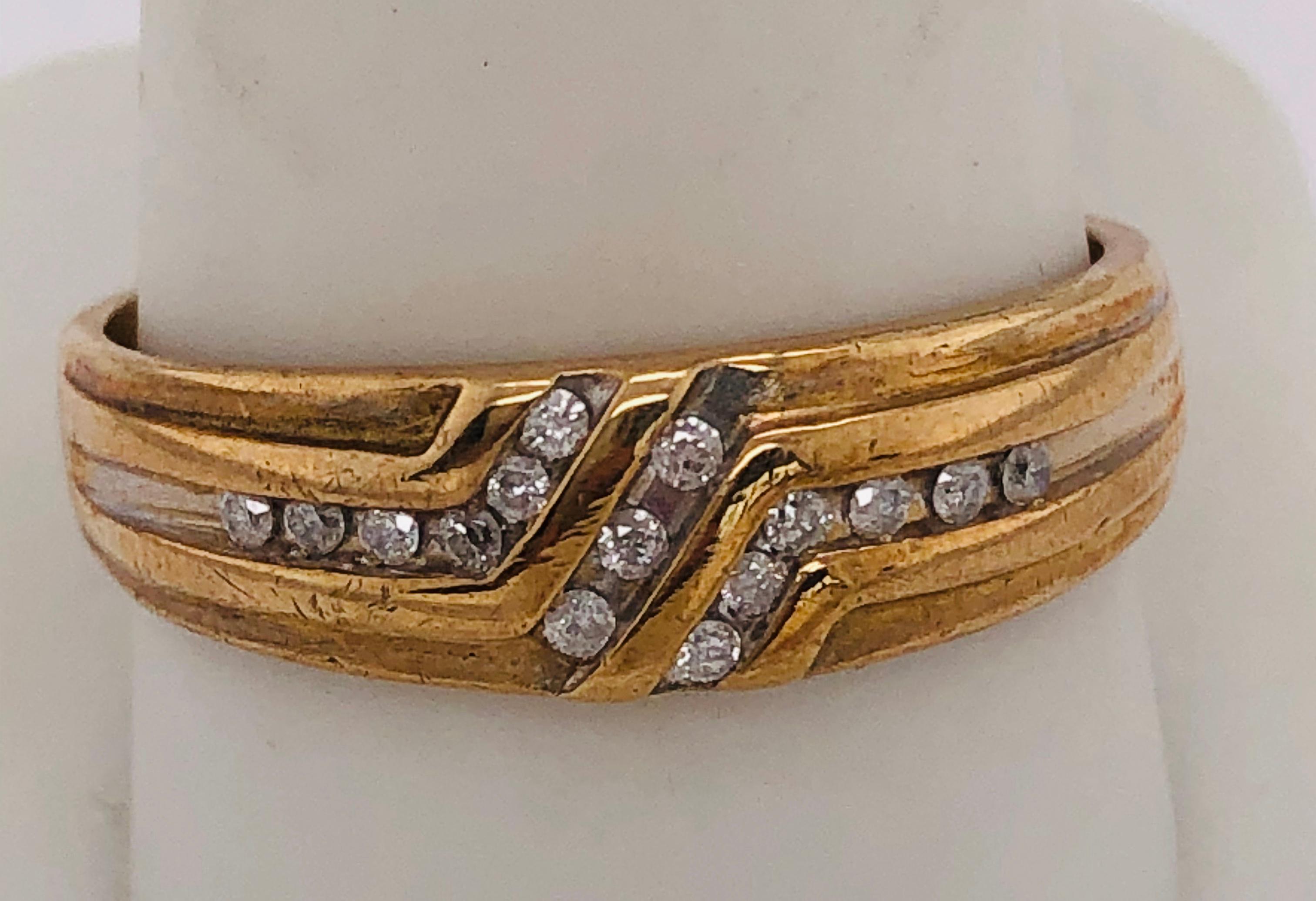 10 Karat Yellow Gold and Diamond Fashion Ring Band Wedding / Bridal In Good Condition For Sale In Stamford, CT