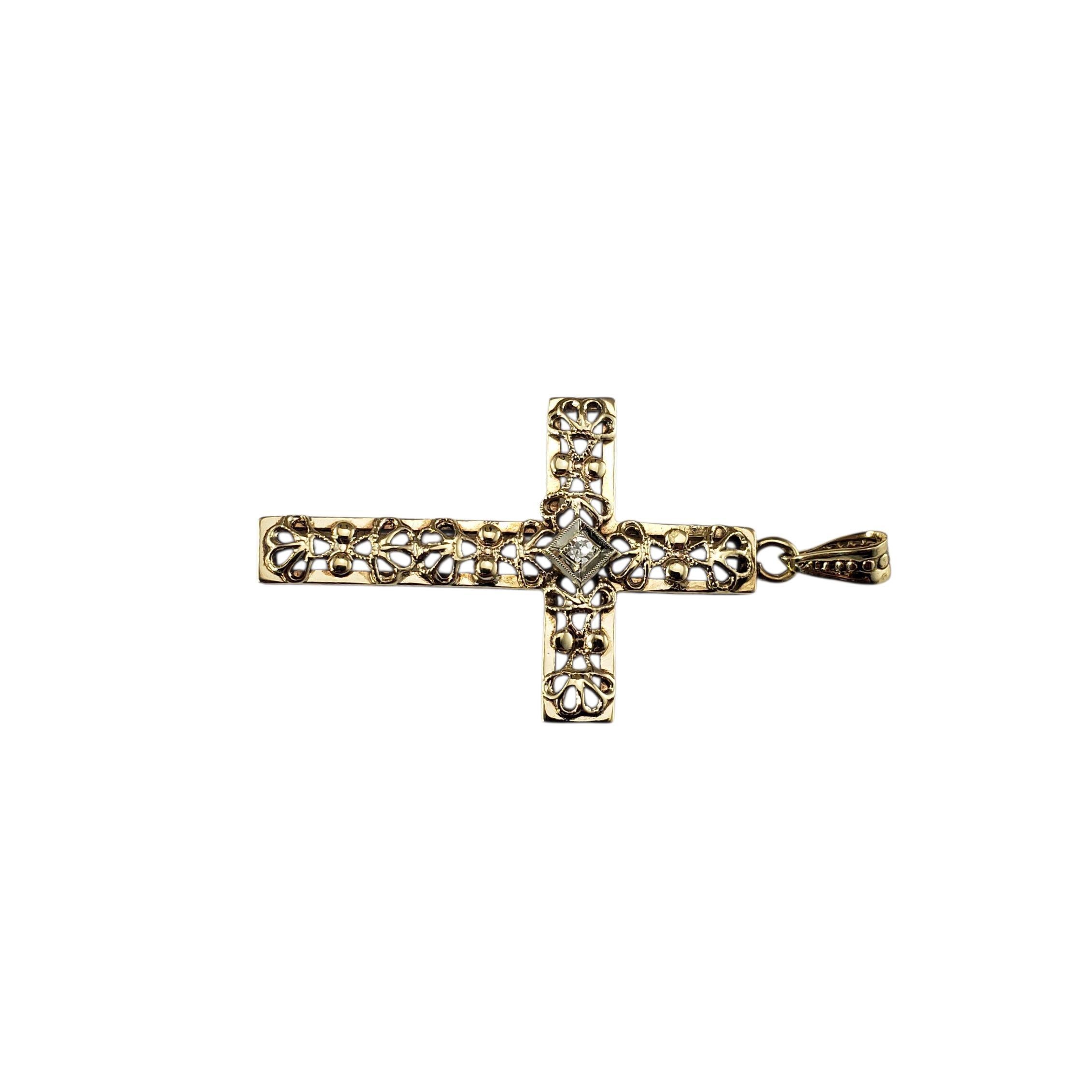 Pendentif croix en or jaune 10K et diamants

Cet élégant pendentif en forme de croix est réalisé en filigrane d'or jaune 10 carats magnifiquement détaillé et rehaussé d'un diamant rond de taille unique, qui ajoute juste la bonne dose d'éclat.

Poids