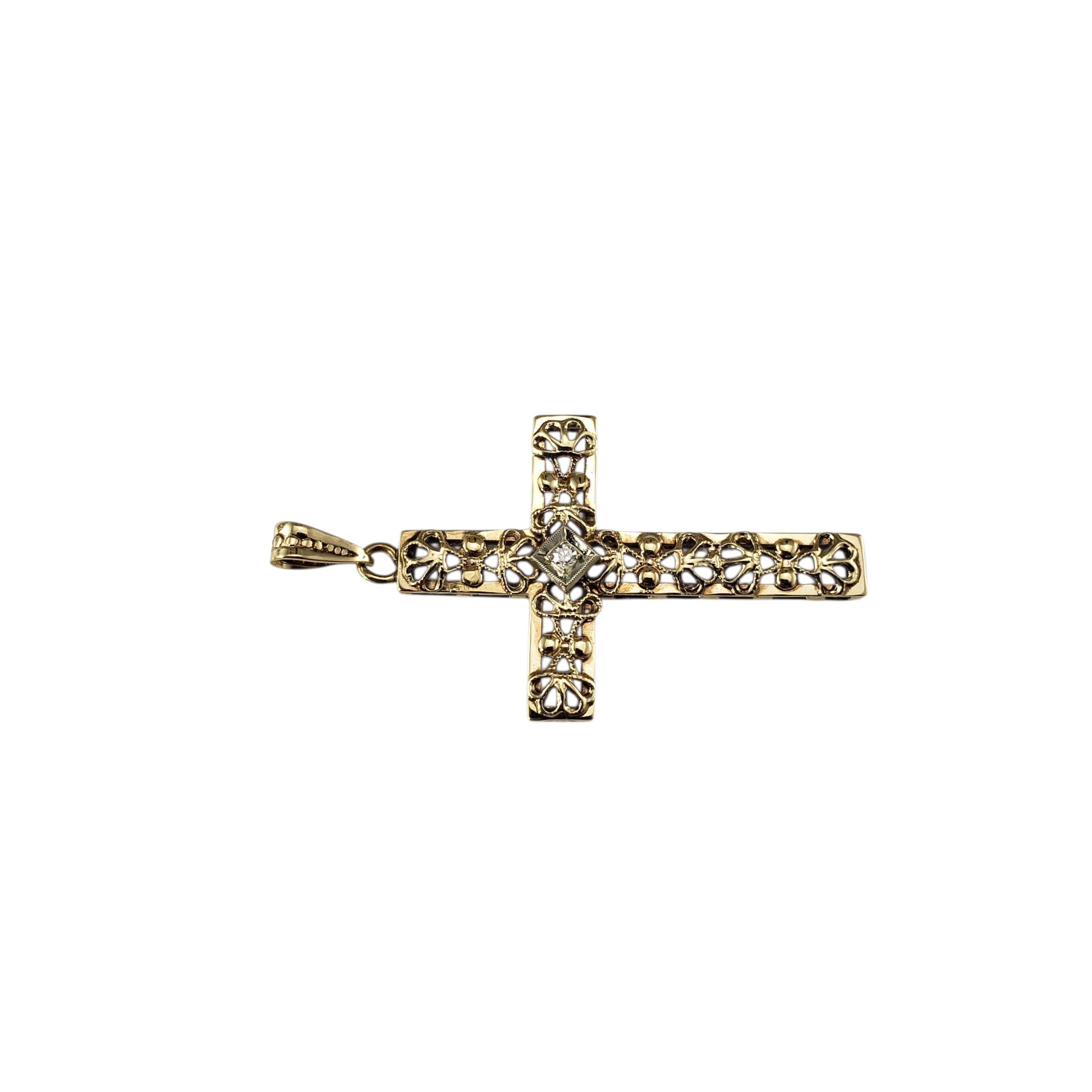 Contemporain Pendentif croix filigranée en or jaune 10 carats et diamants #23245 en vente