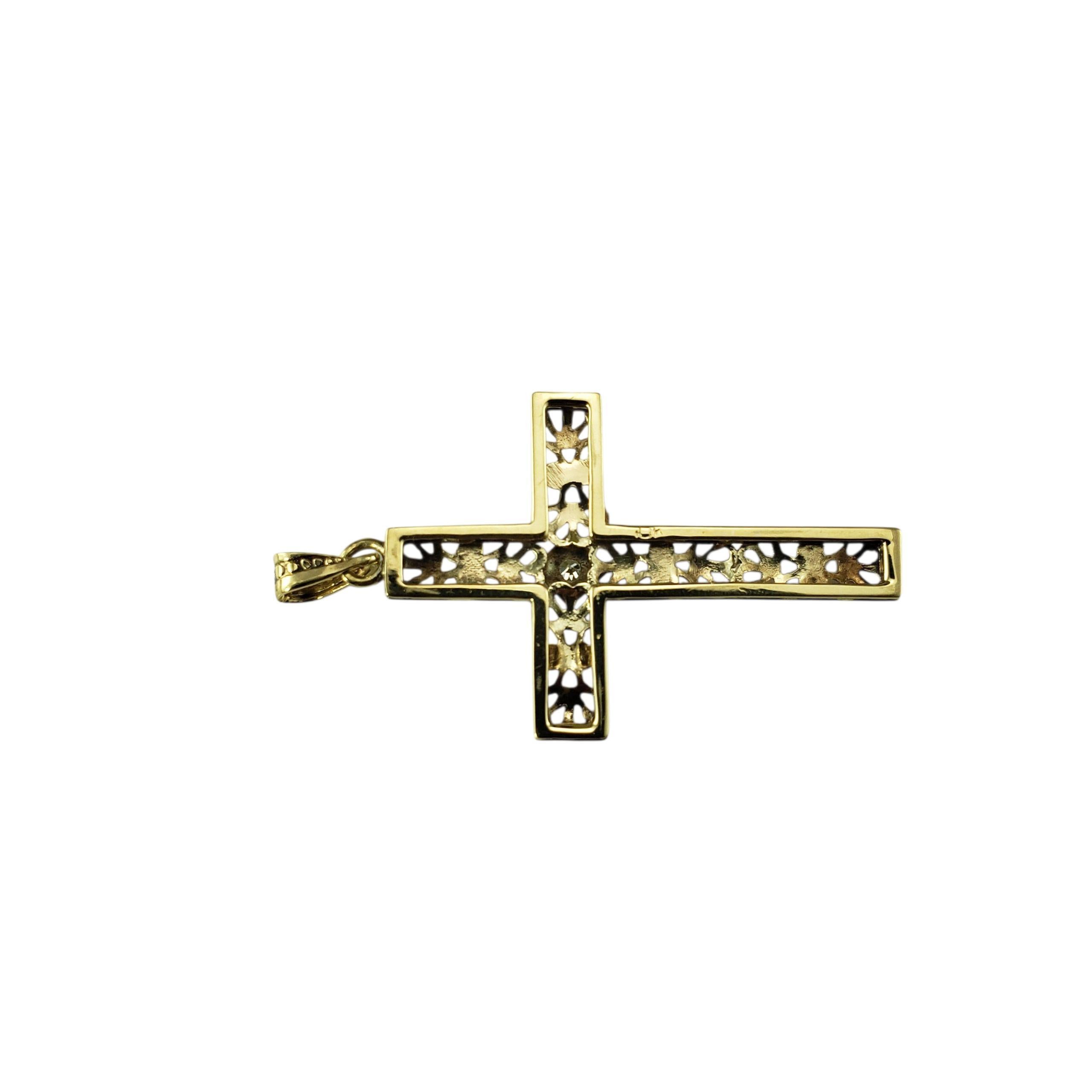 Taille simple Pendentif croix filigranée en or jaune 10 carats et diamants #23245 en vente