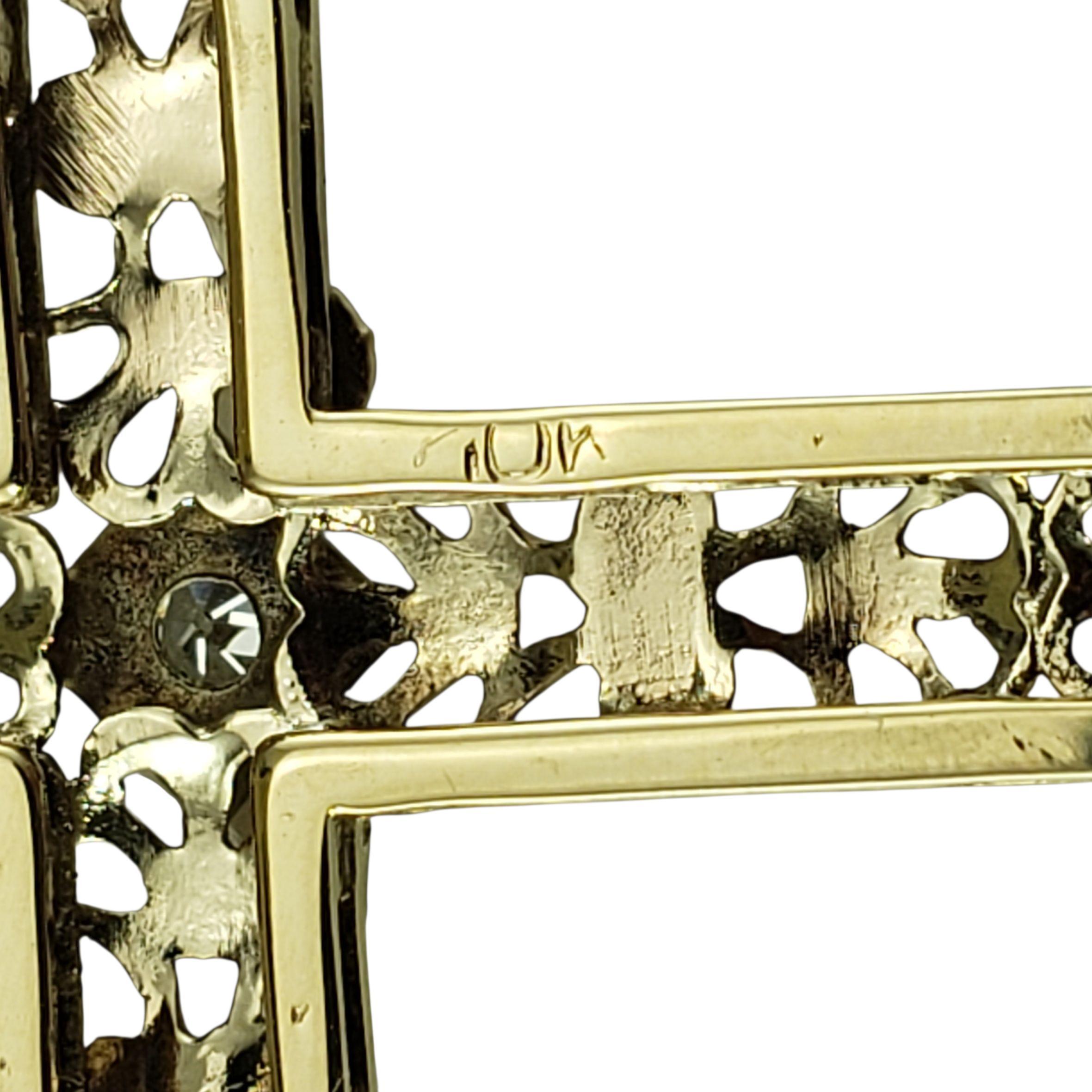 Pendentif croix filigranée en or jaune 10 carats et diamants #23245 Bon état - En vente à Washington Depot, CT