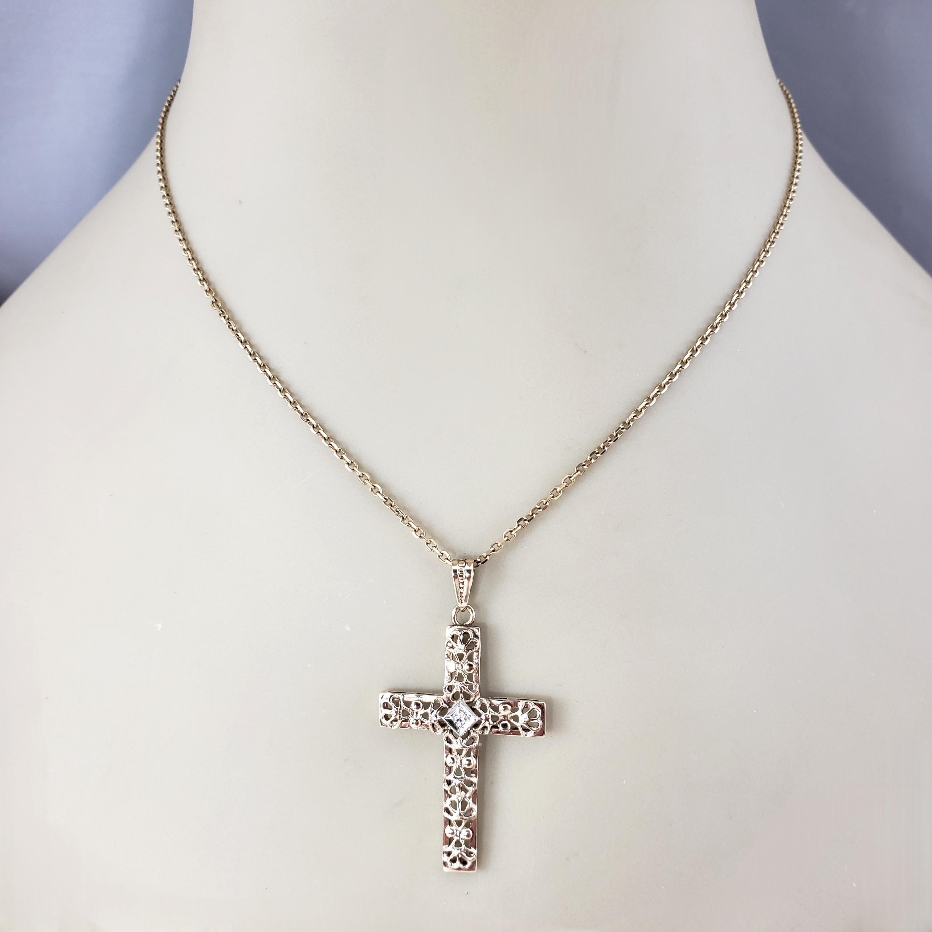 Pendentif croix filigranée en or jaune 10 carats et diamants #23245 en vente 1