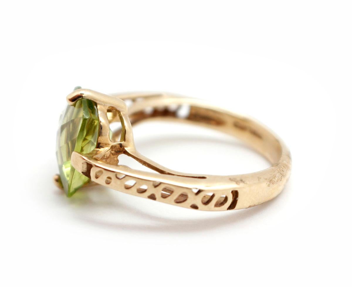 Women's or Men's 10 Karat Yellow Gold and Faceted Peridot Ring