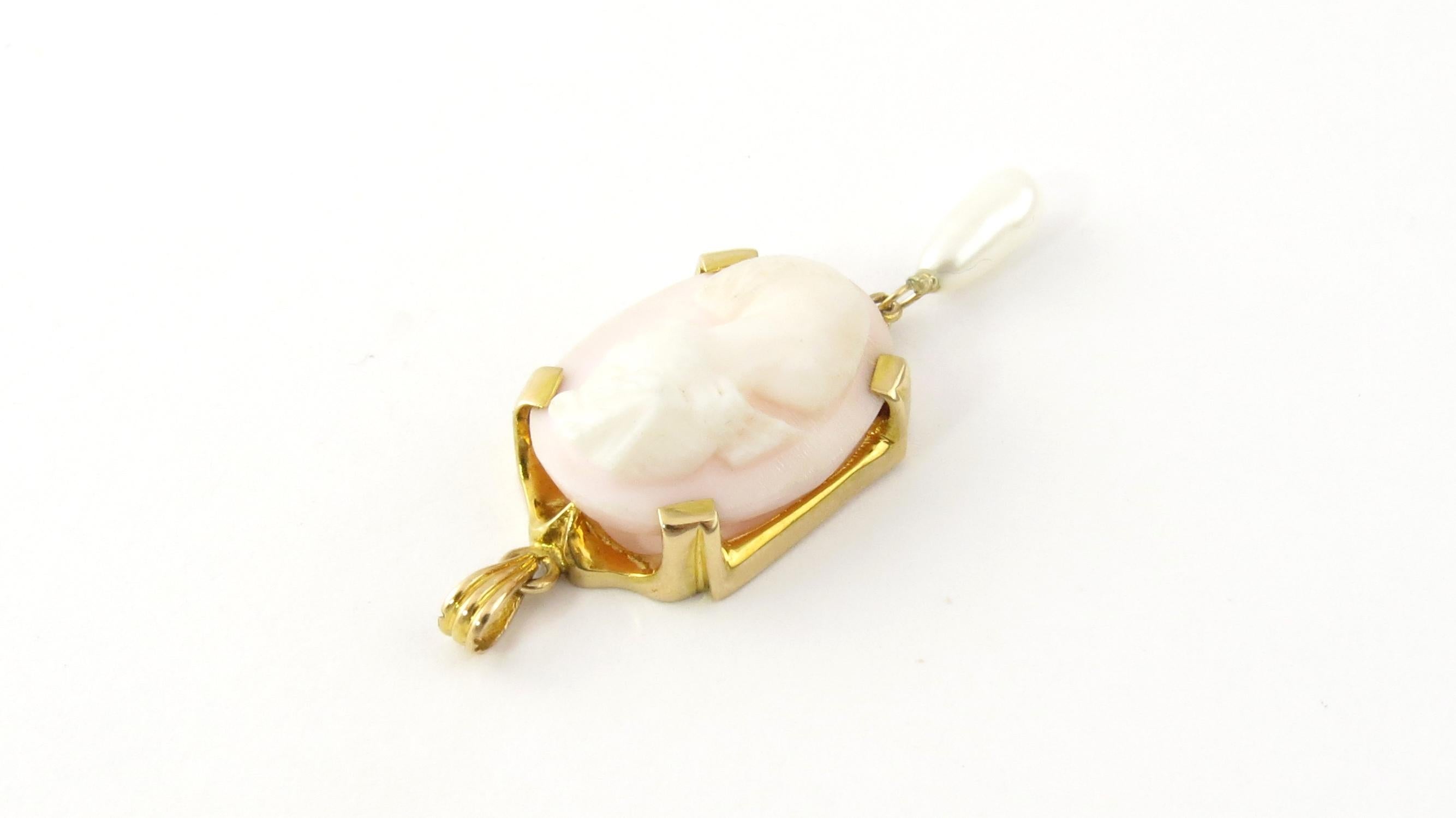 Taille ronde Pendentif camée en or jaune 10 carats et perles en vente