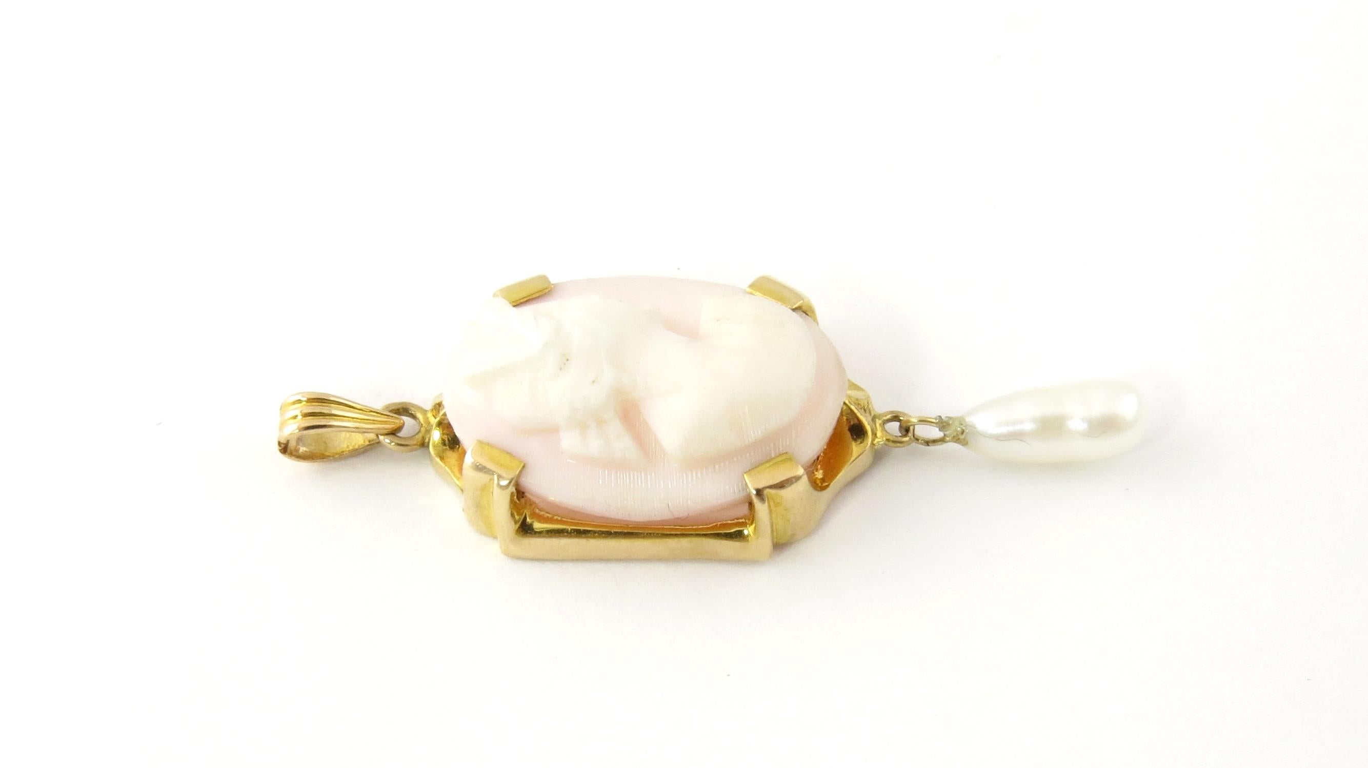 Round Cut 10 Karat Yellow Gold and Pearl Cameo Pendant For Sale