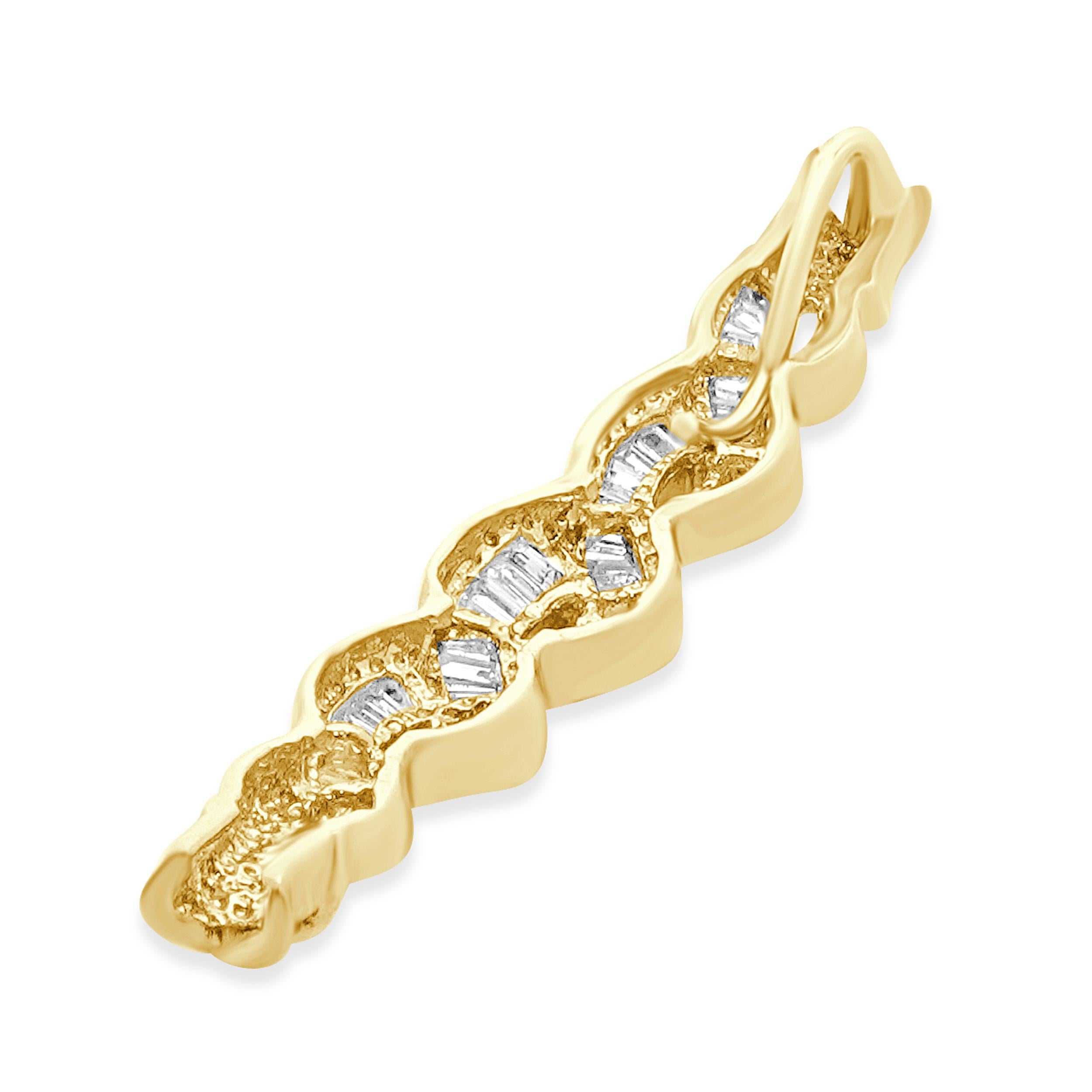 Taglio baguette Ciondolo a nastro in oro giallo 10 carati con diamante taglio baguette in vendita