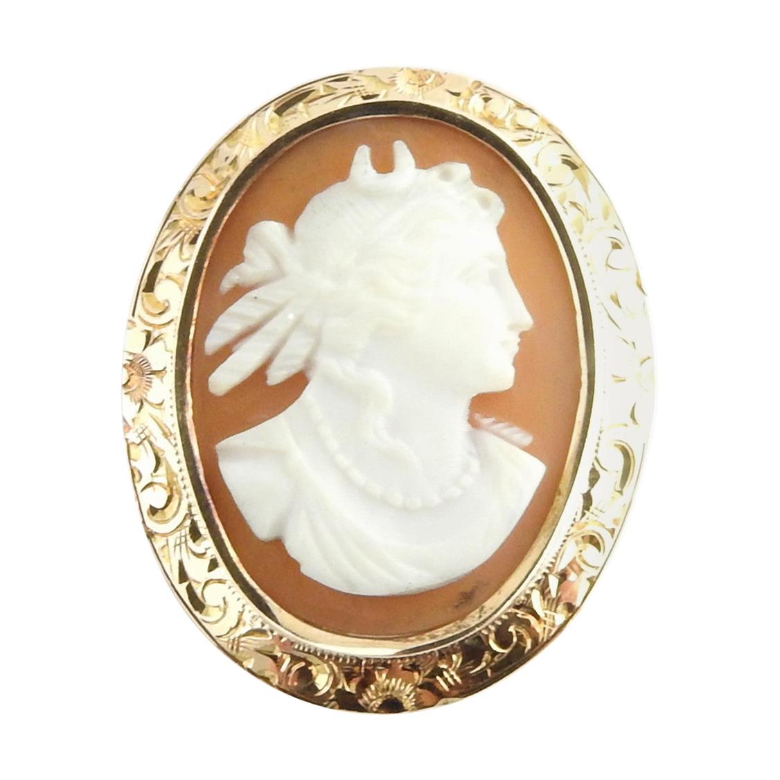 Broche camée en or jaune 10 carats en vente