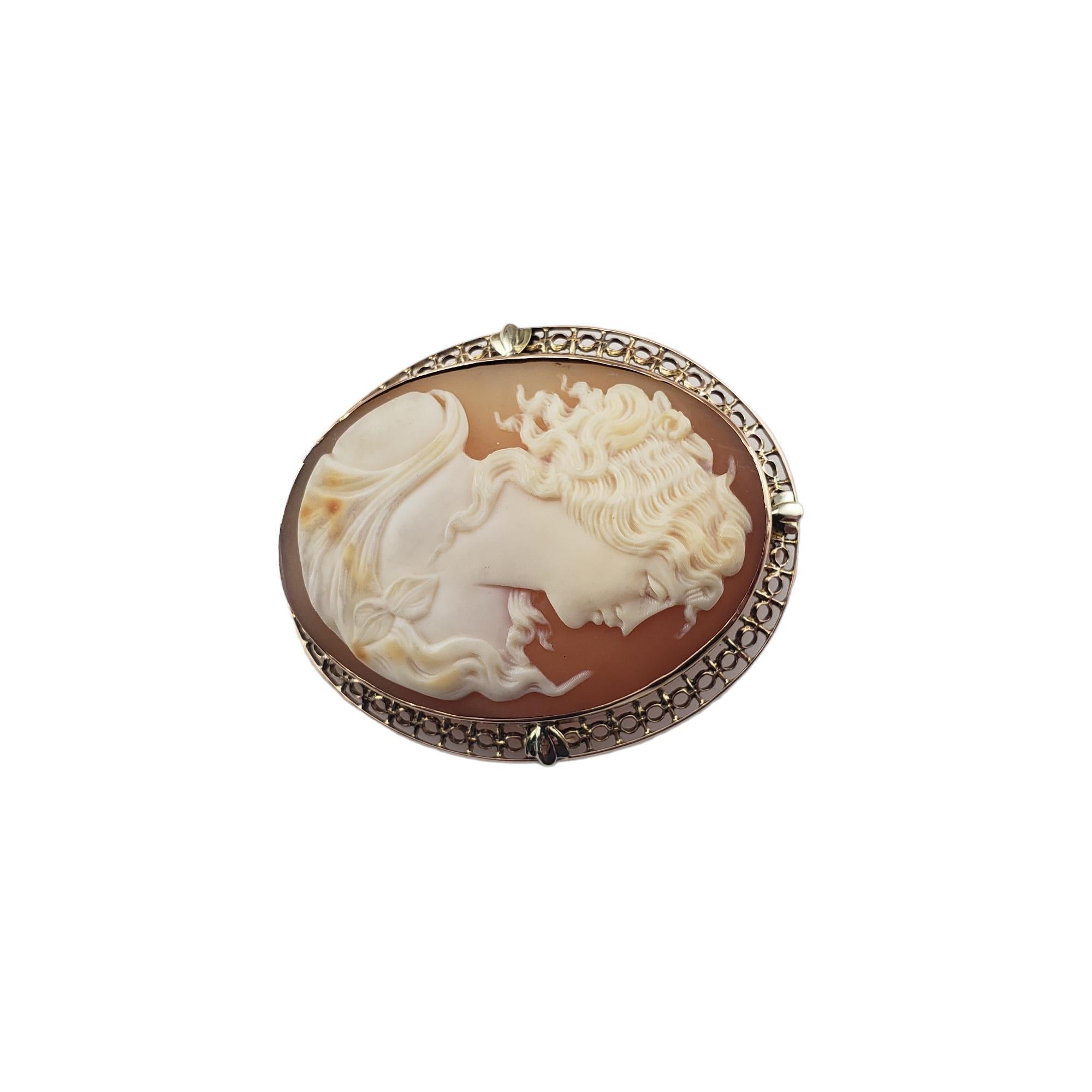 10 Karat Yellow Gold Cameo Brooch/Pendant #15988 In Good Condition For Sale In Washington Depot, CT