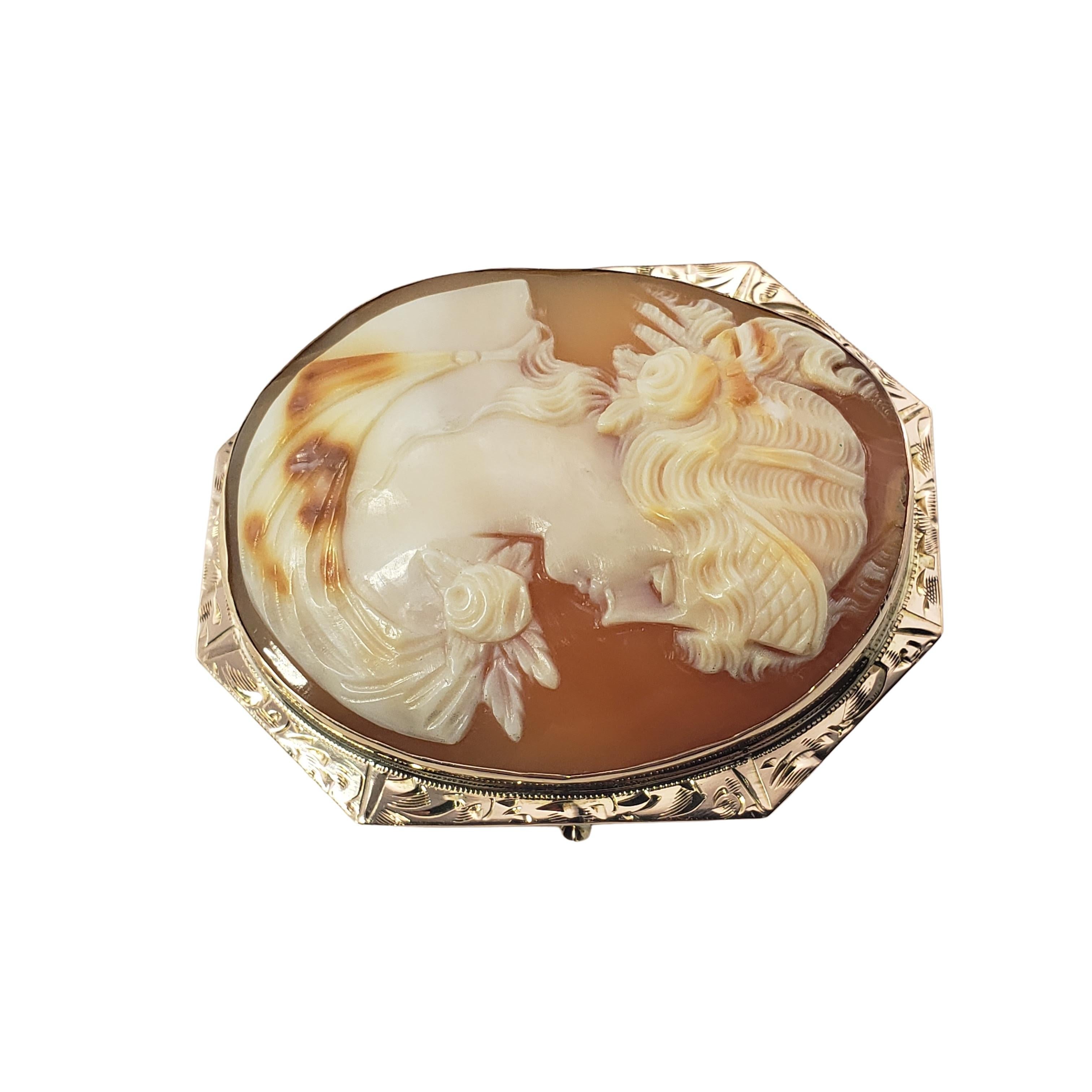 10 Karat Yellow Gold Cameo Brooch/Pendant-

This elegant cameo brooch features a lovely lady in profile set in beautifully detailed 10K yellow gold.  Can be worn as a brooch or a pendant.

Size:  47 mm x  38 mm

Weight:  7.3 dwt. /  11.4