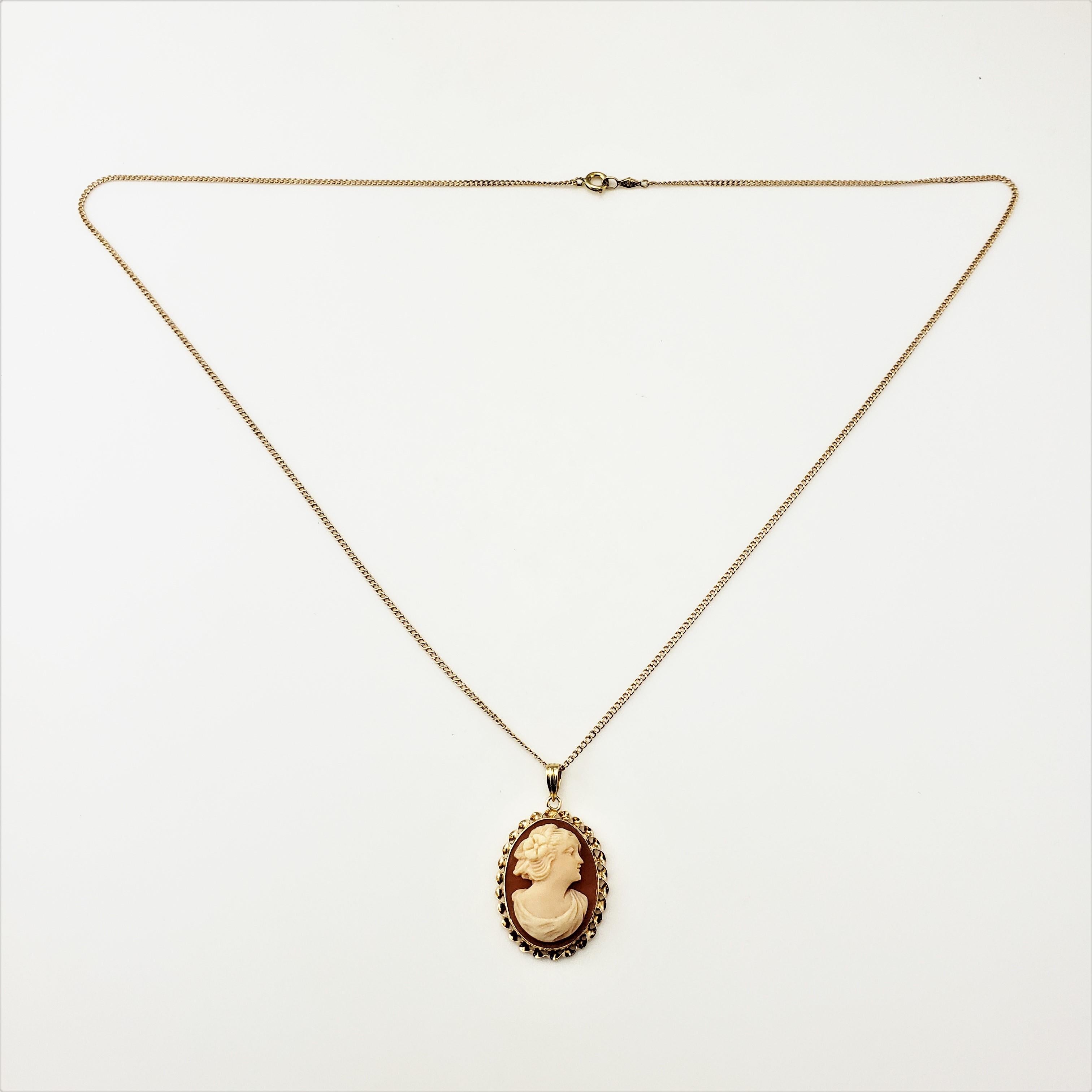 10 Karat Gelbgold Kamee-Halskette-

Diese schöne Kamee zeigt eine schöne Dame im Profil, die an einer klassischen Halskette aus 10 Karat Gelbgold hängt.

Größe:   25 mm  x   18 mm (Kamee)
            19 Zoll (Halskette)

Gewicht:  2.6 dwt./  4.1