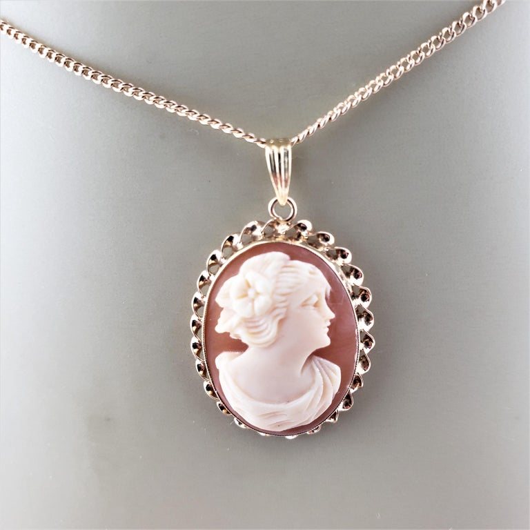 10 Karat Yellow Gold Cameo Necklace For Sale at 1stDibs