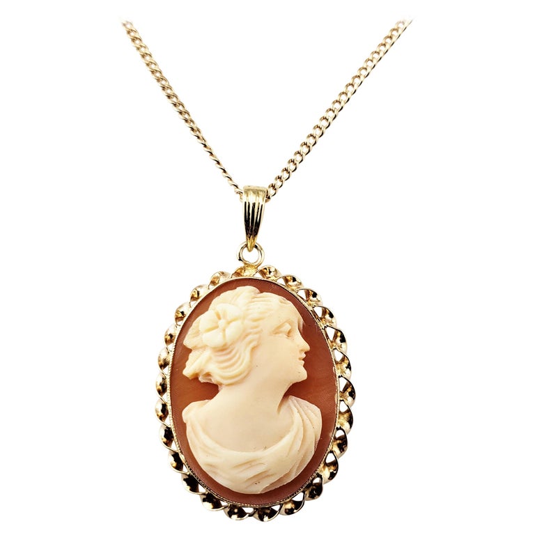 10 Karat Yellow Gold Cameo Necklace For Sale at 1stDibs