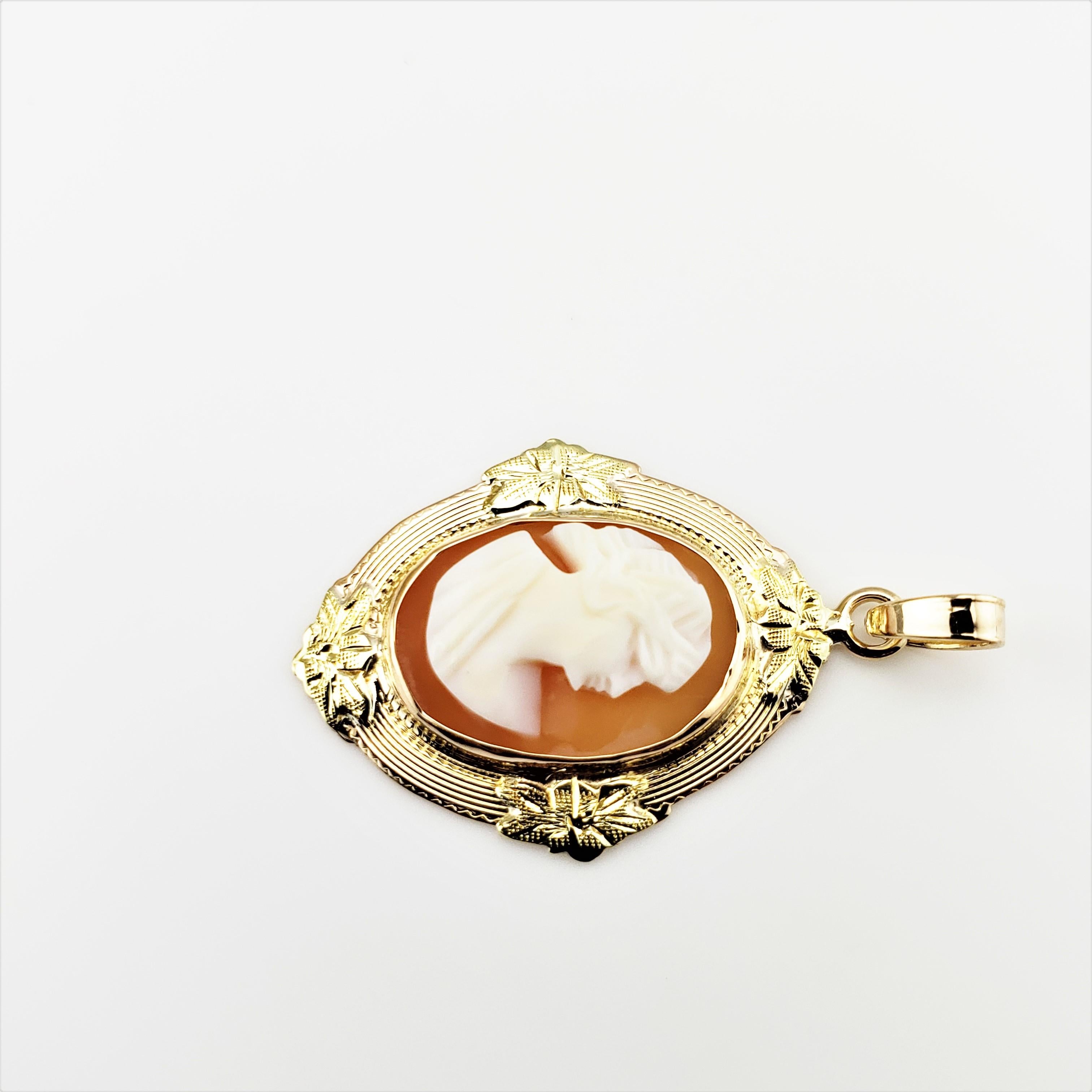 10 Karat Gelbgold Kamee-Anhänger

Diese elegante Kamee zeigt eine reizende Dame im Profil, eingerahmt in wunderschön detailliertem 10K Gelbgold.

*Kette nicht enthalten

Größe:  24 mm x  17 mm 

Gewicht:  0.8 dwt. /  1.3 gr.

Gestempelt: 10K

Sehr