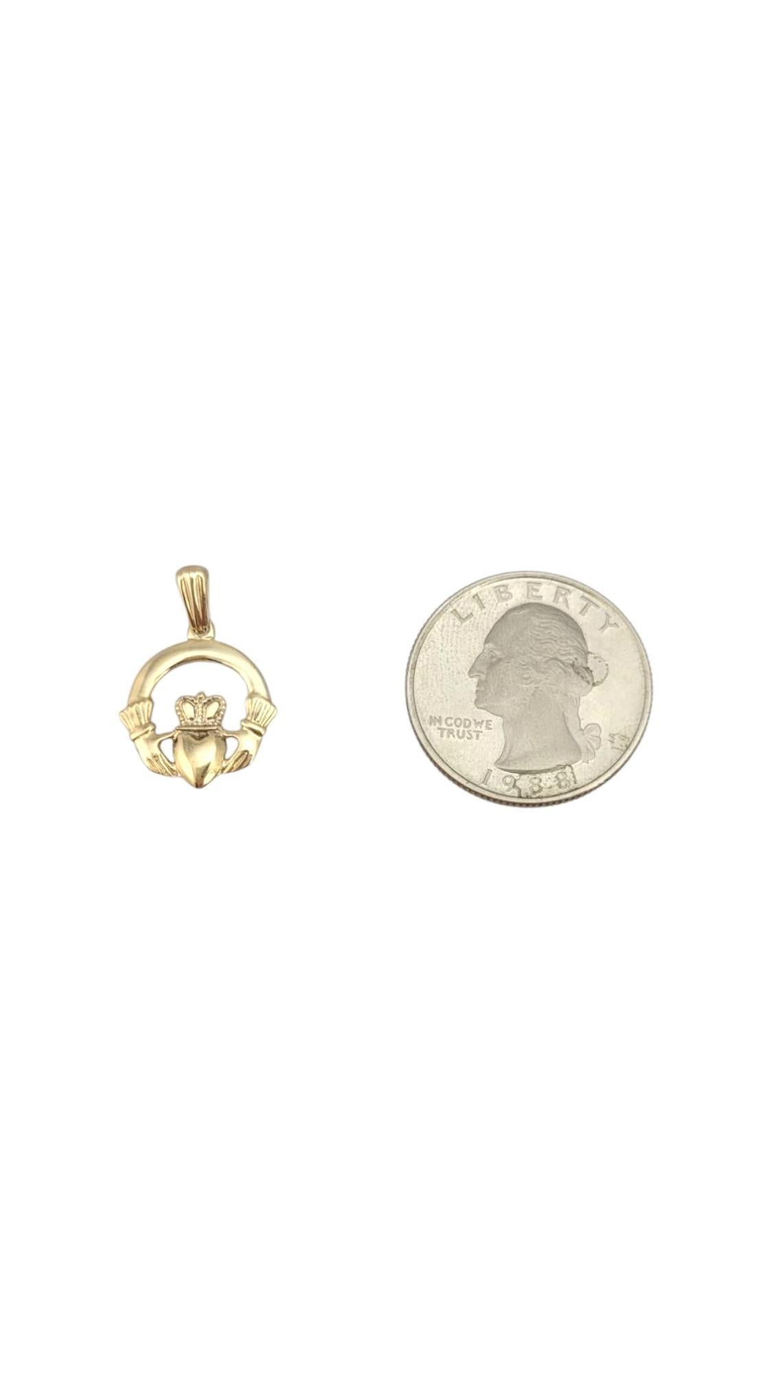 10 Karat Yellow Gold Claddagh Pendant #21639 Pour femmes en vente