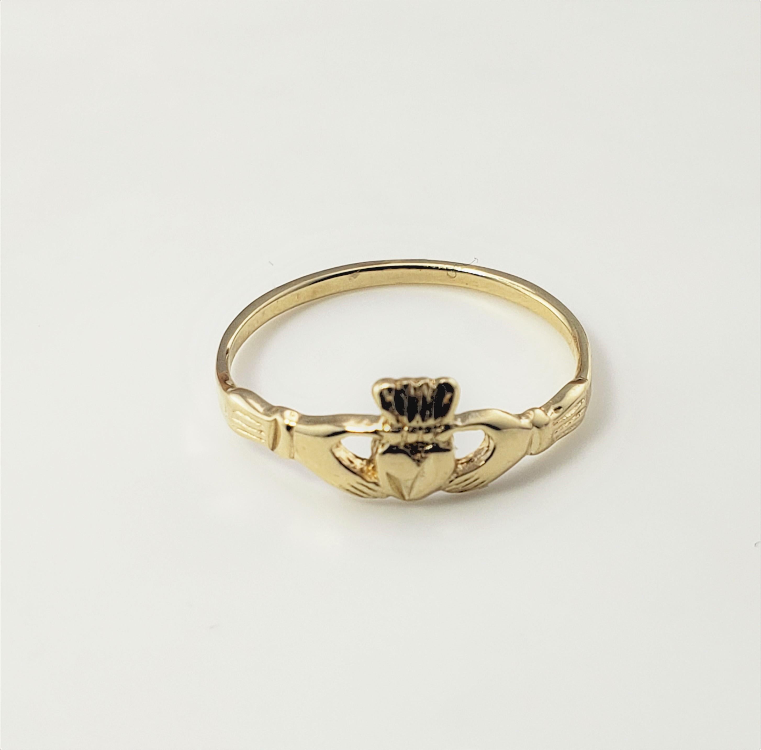 10 Karat Yellow Gold Claddagh Ring Size 6-

The traditional Irish Claddagh ring is a symbol of friendship, love, and loyalty.  Beautifully detailed in 10K yellow gold.  Width: 6 mm.
Shank: 1 mm.

Size: 6

Weight:  0.5 dwt. / .9 gr.

Stamped: 