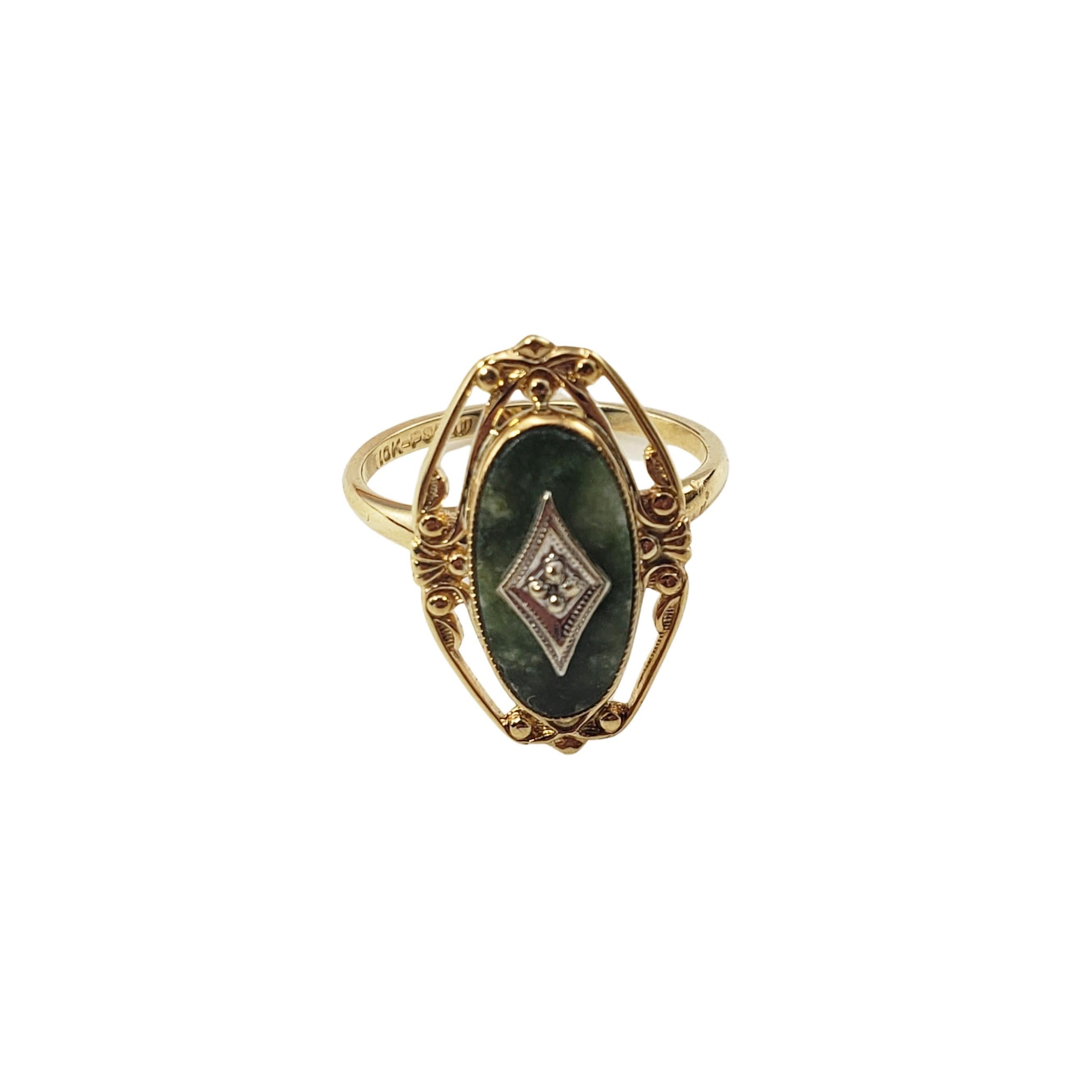 Ring aus 10 Karat Gelbgold mit Connemara-Marmor und Diamant, Größe 6

Dieser elegante Ring besteht aus einem ovalen Connemara-Marmorstein (14 mm x 8 mm) und einem in wunderschön detailliertes 10K Gelbgold gefassten Diamanten.  Die Oberseite des