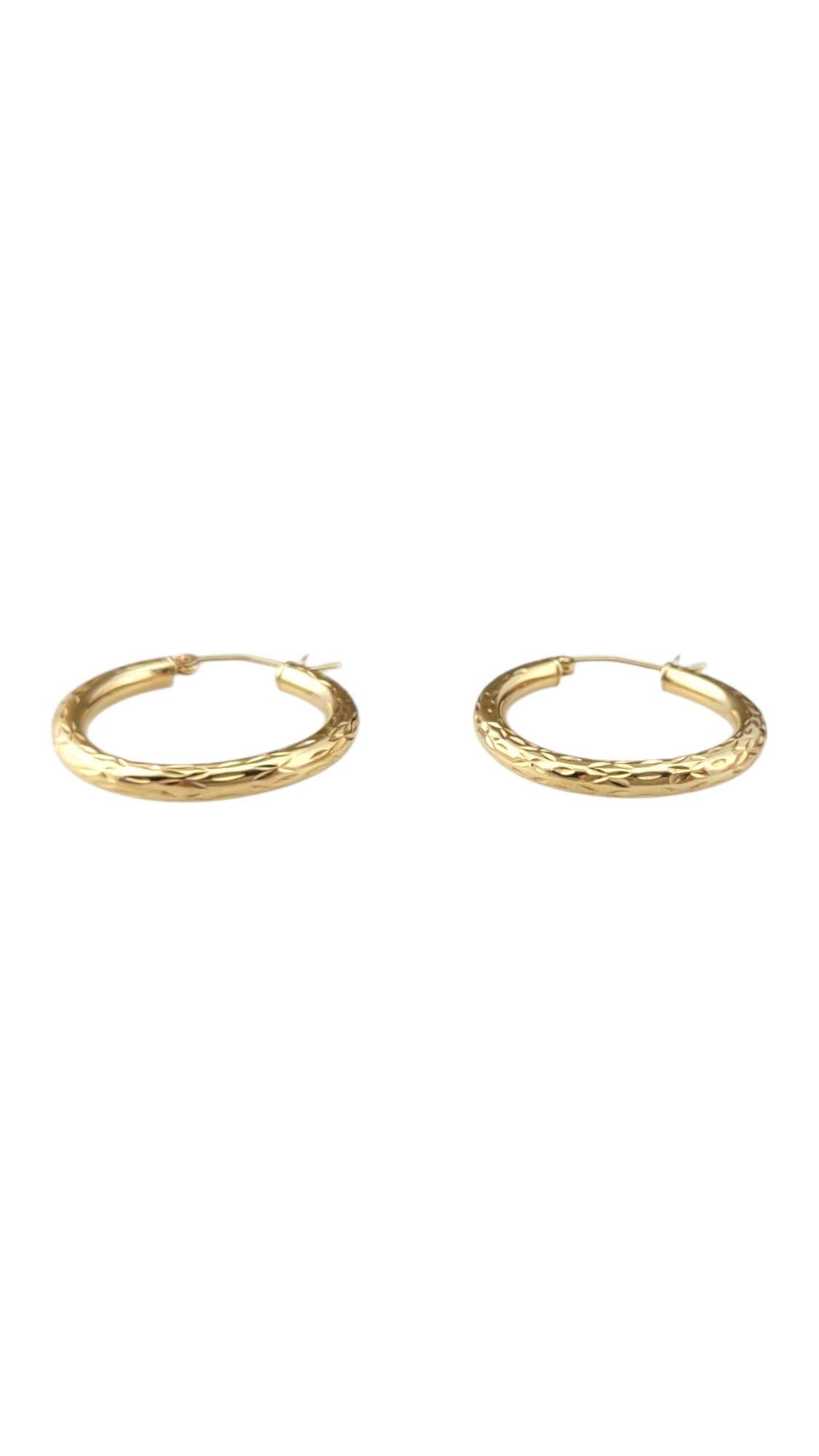 10 Karat Yellow Gold Diamond Cut Hoop Earrings #21881 Pour femmes en vente