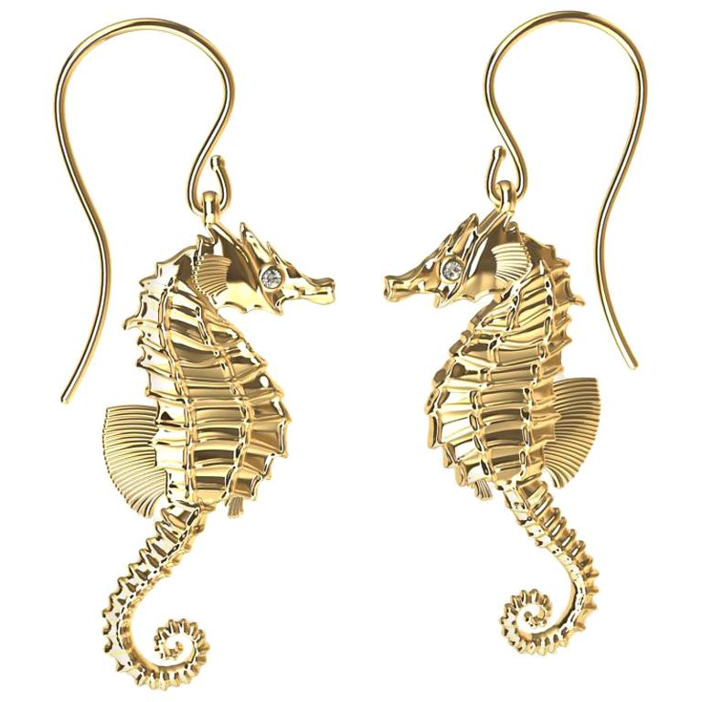 Gol jaune 10 carats  Boucles d'oreilles hippocampe en diamant, sculptées par le designer de Tiffany, Thomas Kurilla. L'océan, il faut l'aimer. Ces hippocampes sont en fait grandeur nature.  30 mm de long avec des yeux en forme de diamant. La vie et