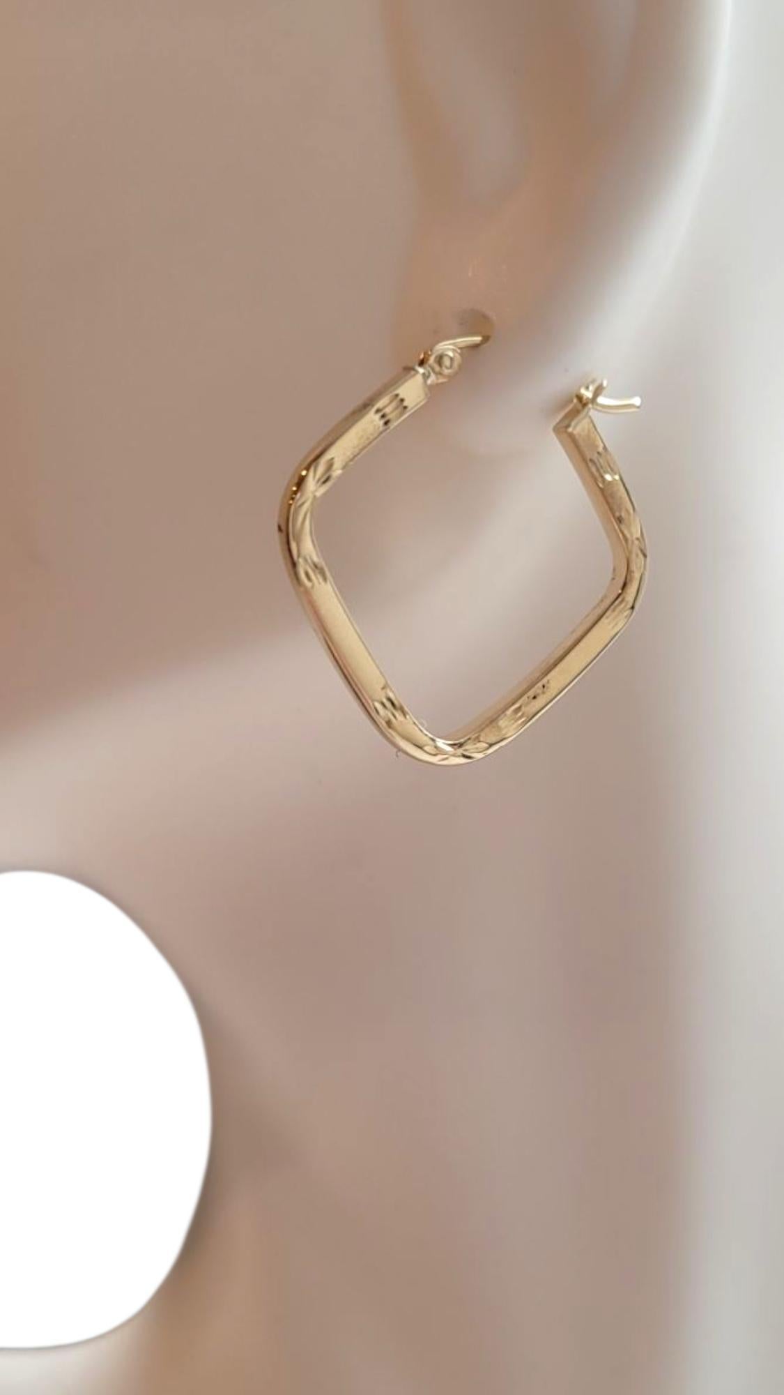 10 Karat Yellow Gold Diamond Shaped Hoops #21929 en vente 6