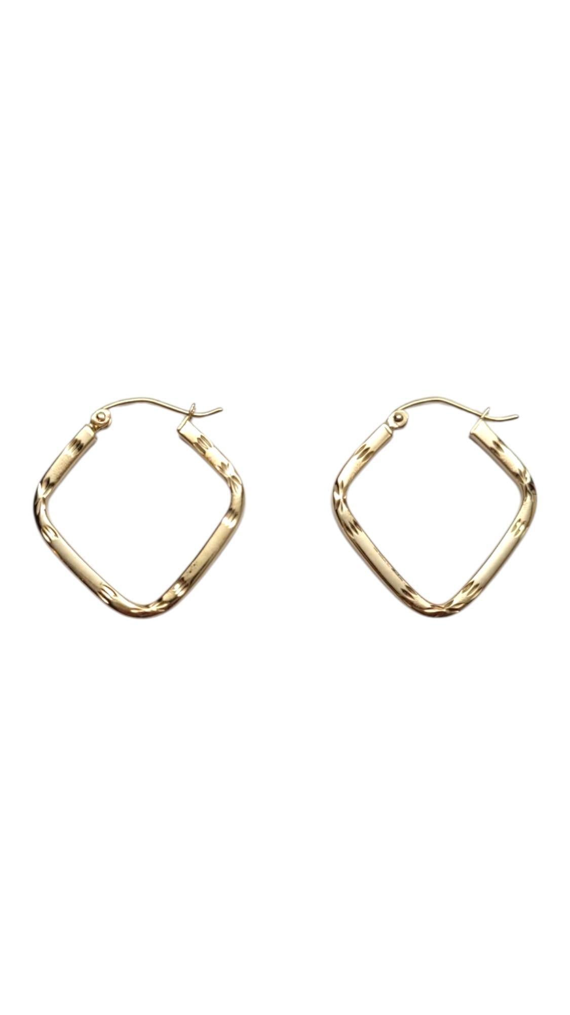 10 Karat Yellow Gold Diamond Shaped Hoops

Shine bright with these diamond shaped hoops! This piece features meticulously detailed hoop earrings in 10 karat yellow gold.

Size: 24.6 mm X 22.5 mm X 2.2 mm

Weight: 1.4 g / 0.9 dwt.

Hallmark: 10k