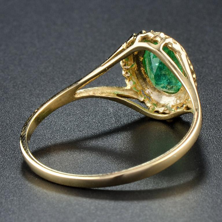 10 Karat Yellow Gold Emerald Cocktail Ring In New Condition In Bangkok, TH
