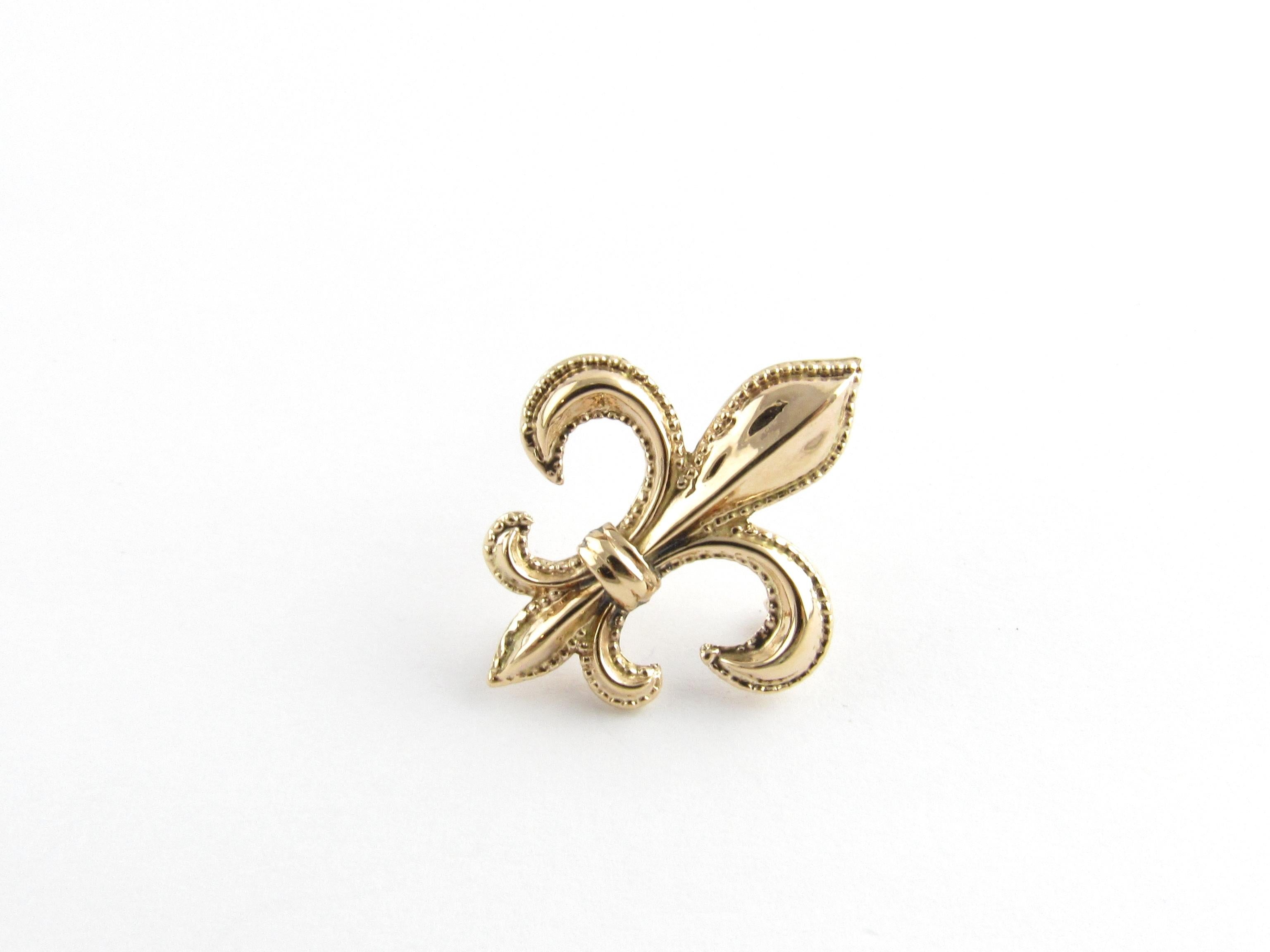 Vintage 10 Karat Yellow Gold Fleur de Lis Brooch/Pin

This lovely brooch features a beautifully detailed fleur de lis crafted in classic 10K yellow gold.

Size: 25 mm x 20 mm

Weight: 0.8 dwt. / 1.3 gr.

Stamped: 10K

Very good condition,