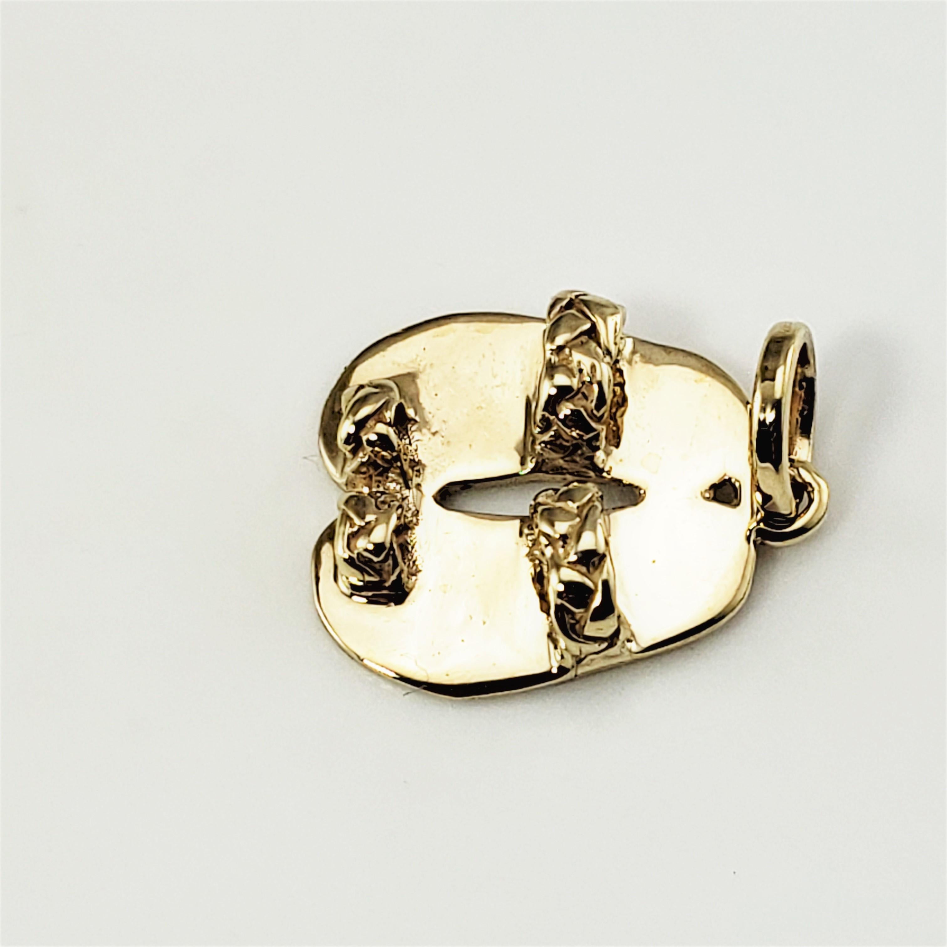 10 Karat Yellow Gold Flip Flops Charm-

Everyone loves flip flop weather!

This fun 3D charm features a pair of flip flops meticulously detailed in 10K yellow gold.

*Chain not included.

Size: 17 mm x 14 mm (actual charm)

Weight:  1.2 dwt. /  1.9
