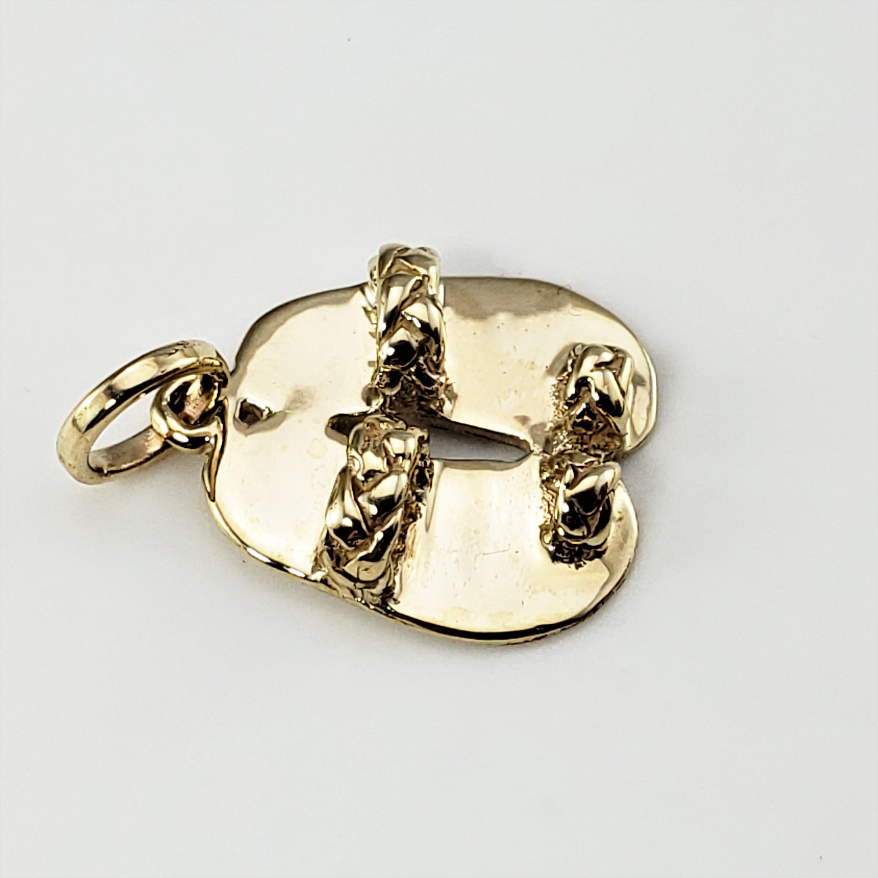 10 Karat Yellow Gold Flip Flops Charm In Good Condition For Sale In Washington Depot, CT