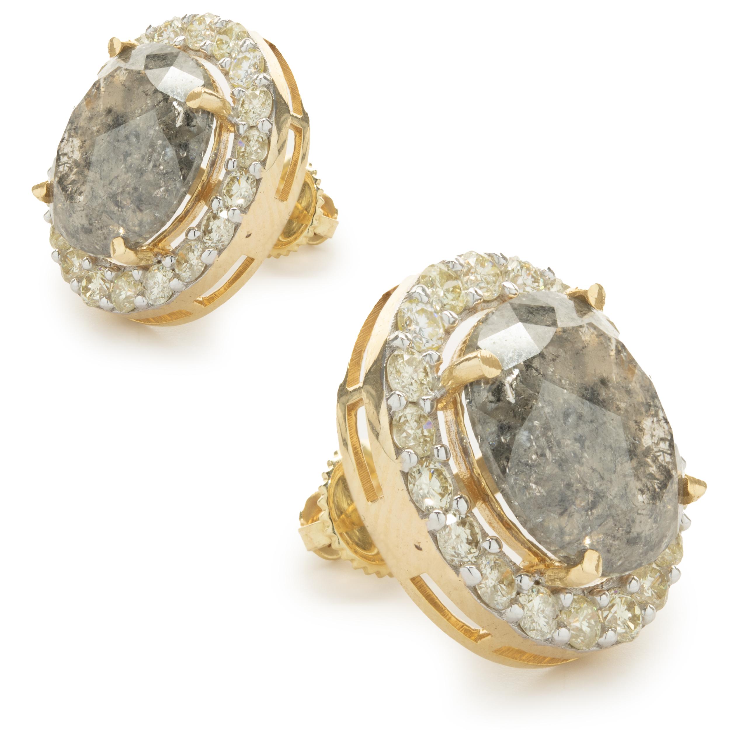 Designer: individuell
Material: 10K Gelbgold
Diamant: 40 runde Diamanten im Brillantschliff = 8,96cttw
Abmessungen: Ohrringe messen 18,5 mm in der Länge
Befestigungen: Pfosten mit verschraubten Rückseiten	
Gewicht: 6,96 Gramm