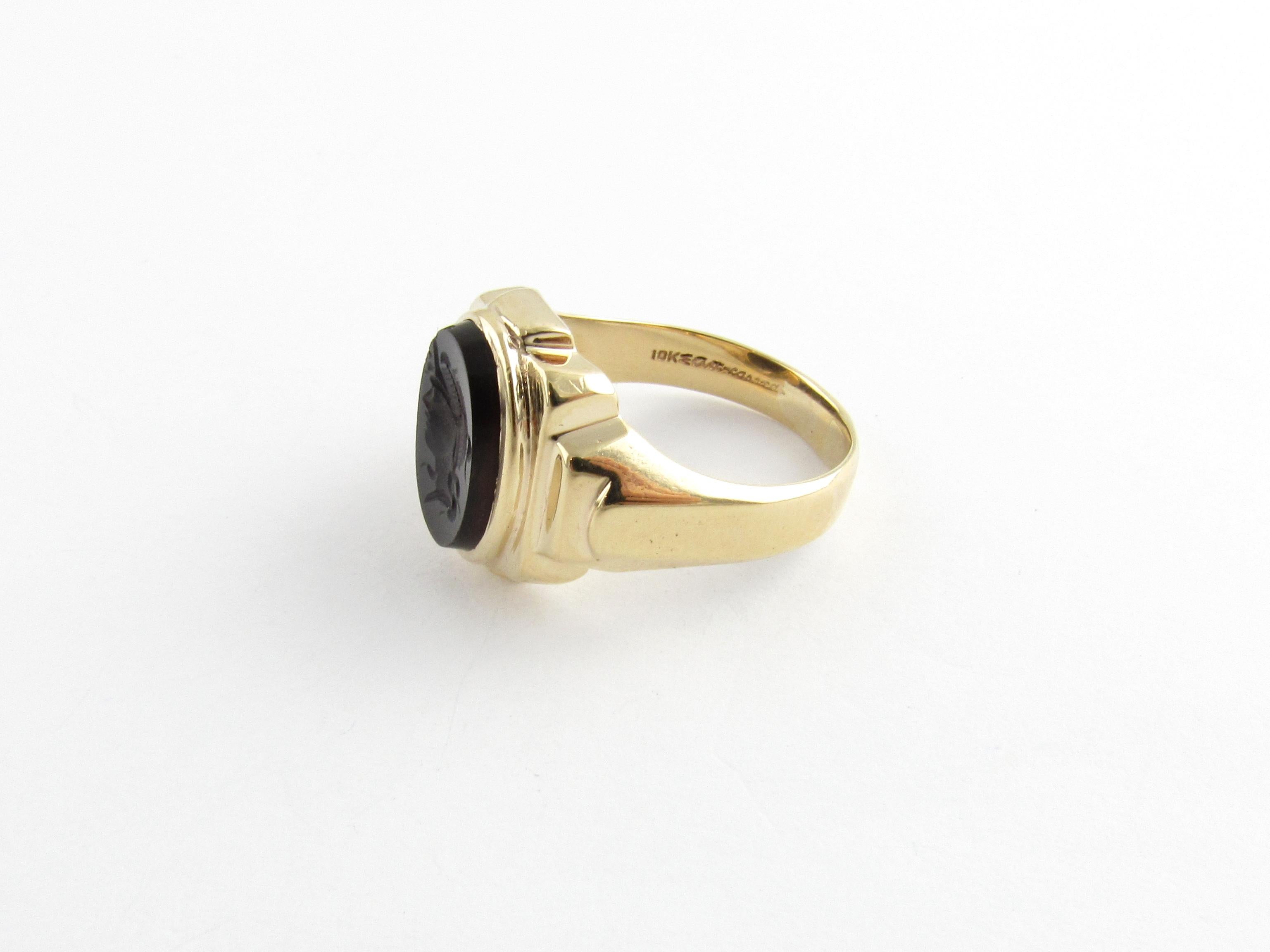 10 Karat Yellow Gold Intaglio Onyx Ring Size 9.5-

This elegant ring features a roman soldier carved in black onyx and set in beautifully detailed 10K yellow gold.  Top of ring measures 16 mm x 15 mm.  Shank measures 3.5 mm.

Ring Size:  9.5