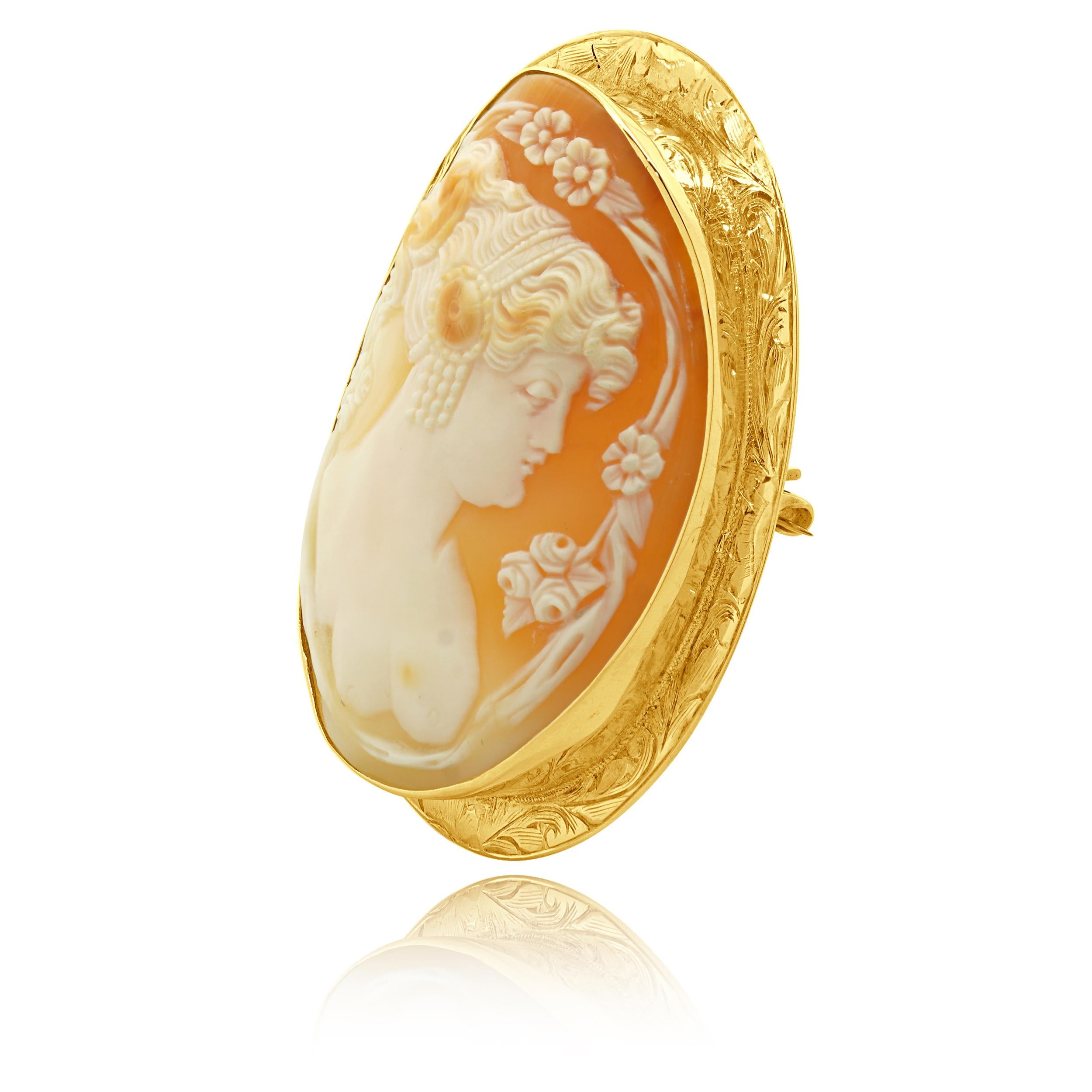 Diseñador: custom
Material: Oro amarillo de 10 quilates
Dimensiones: el pasador mide 58,1 mm x 47,2 mm 
Peso: 19,33 gramos
