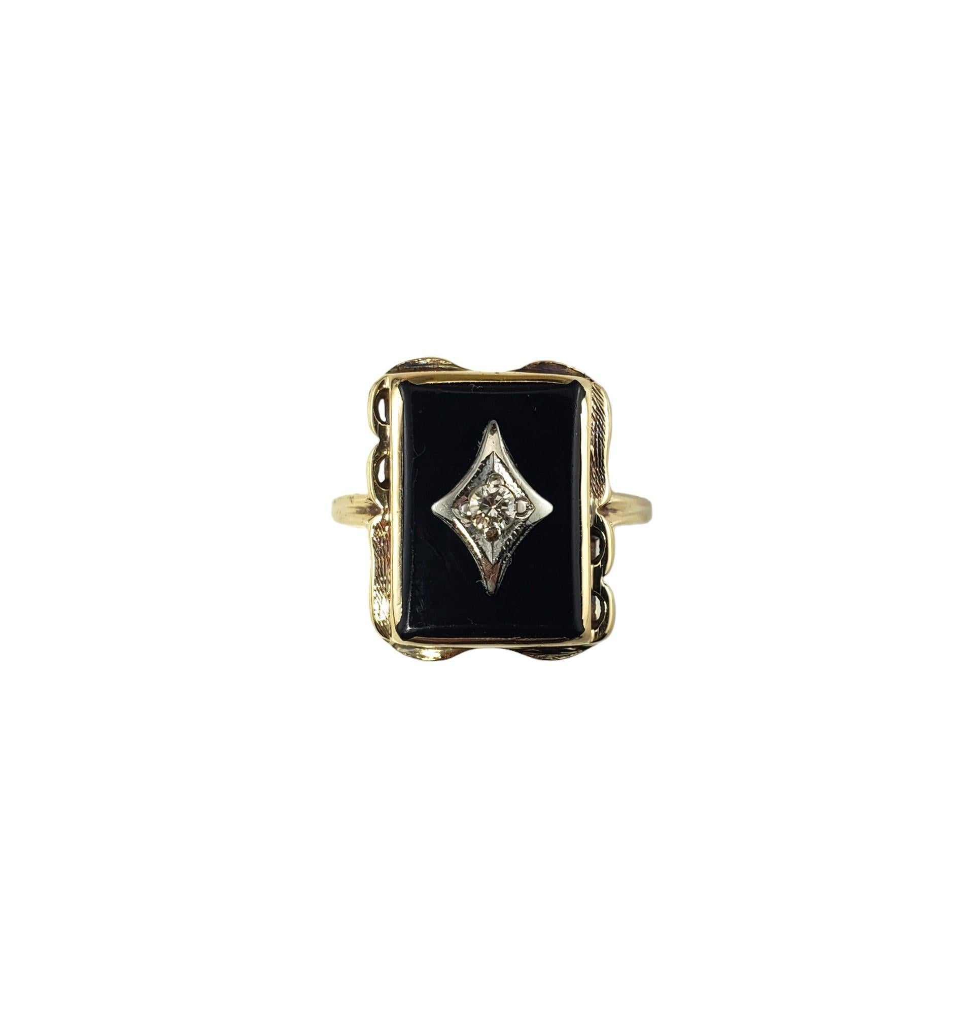 Vintage 10K Yellow Gold Onyx and Diamond Ring Size 7-

This lovely ring features one rectangular onyx stone and one round brilliant cut diamond set in beautifully detailed 10K yellow gold.  Top of ring measures 16 mm x 14 mm.

Approximate total