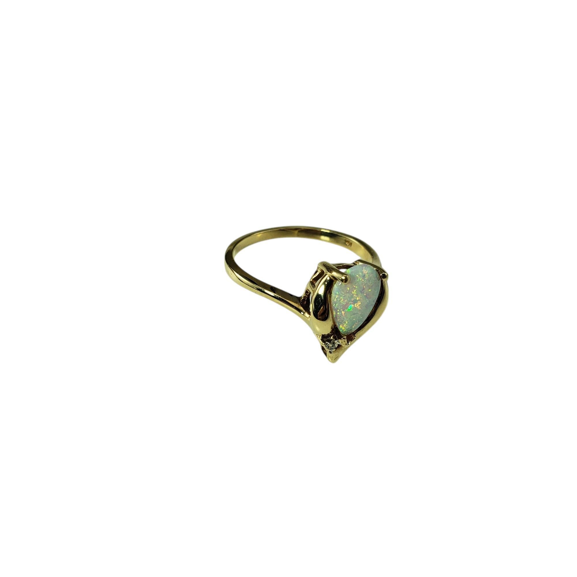 Bague en or jaune 10 carats avec opale et diamant Taille 7

Cette bague enchanteresse présente une opale en forme de poire (10 mm x 6 mm) sertie dans de l'or jaune 10K classique et rehaussée d'un diamant rond de taille unique, ajoutant une touche
