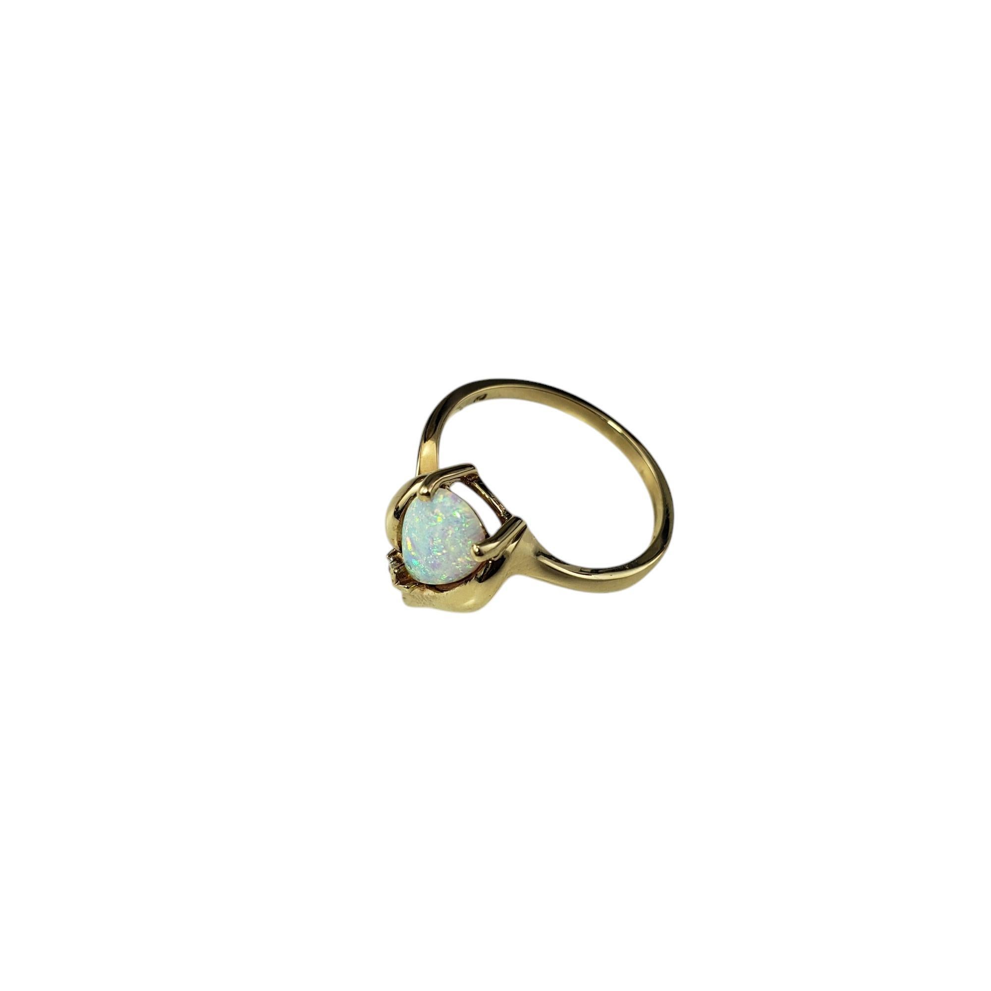 Taille simple Bague en or jaune 10 carats, opale et diamant taille 7 n° 20562 en vente