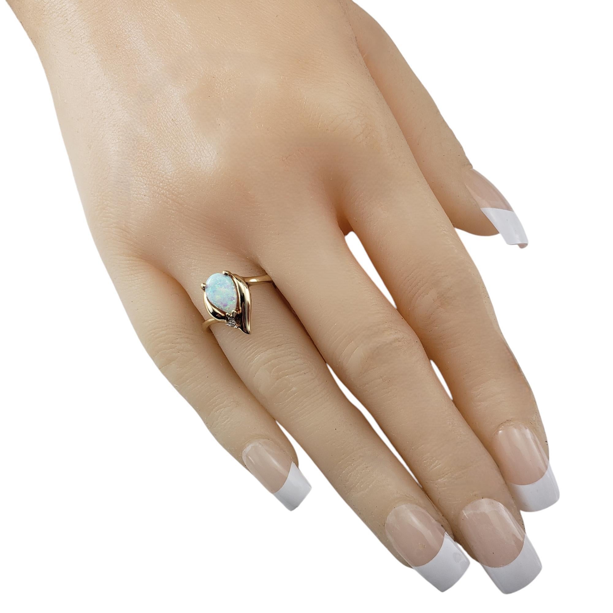 Bague en or jaune 10 carats, opale et diamant taille 7 n° 20562 en vente 1