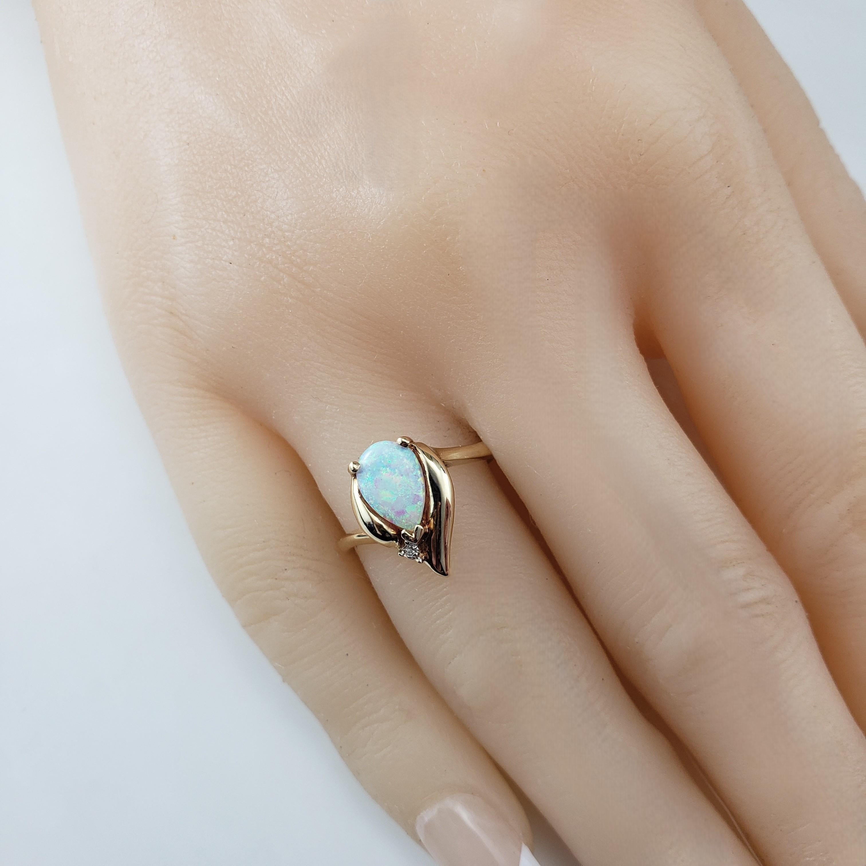 Bague en or jaune 10 carats, opale et diamant taille 7 n° 20562 en vente 2