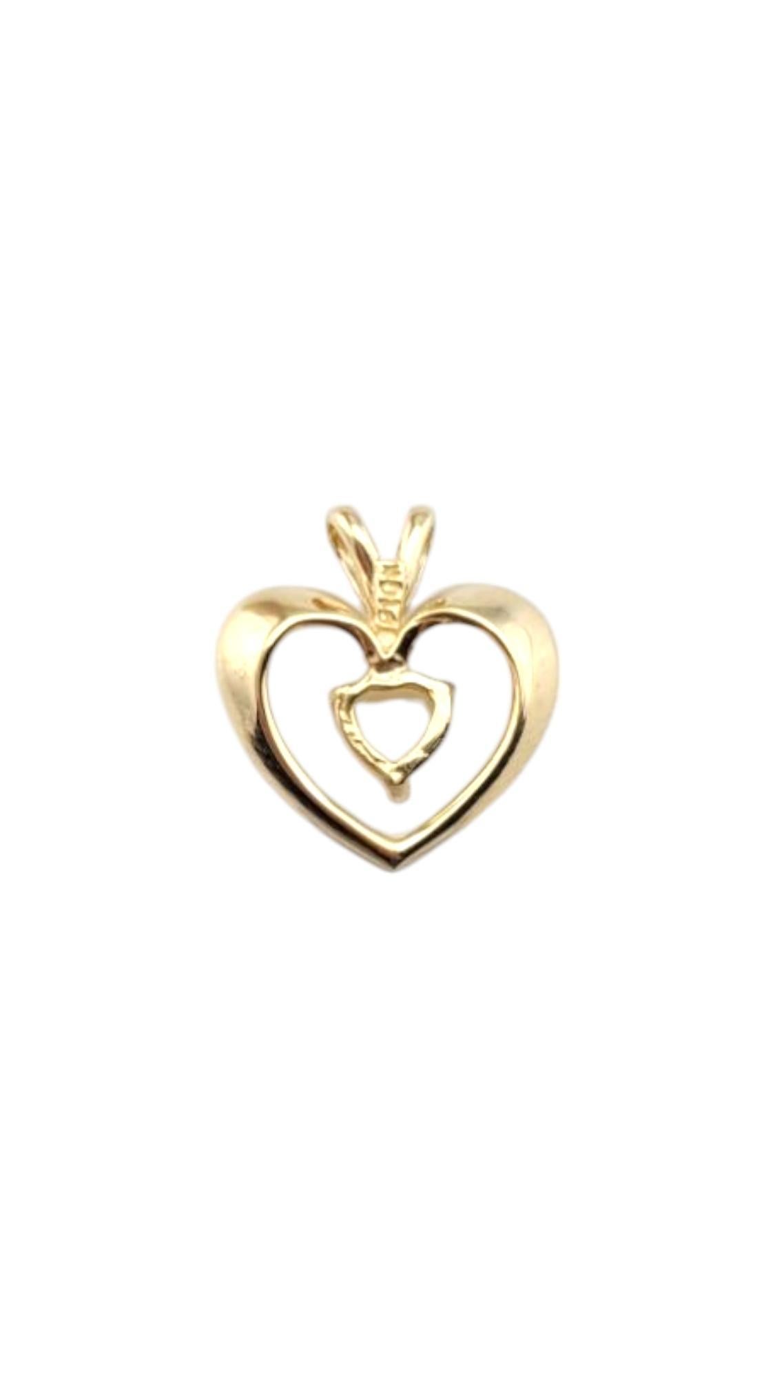 Pendentif en or jaune 10 carats avec coeur ouvert en opale

Embrassez la beauté de l'amour et du mystère avec ce pendentif en or jaune 10 carats en forme de cœur d'opale ! Présentant une opale lumineuse sertie dans un cœur en or chaud, cette pièce
