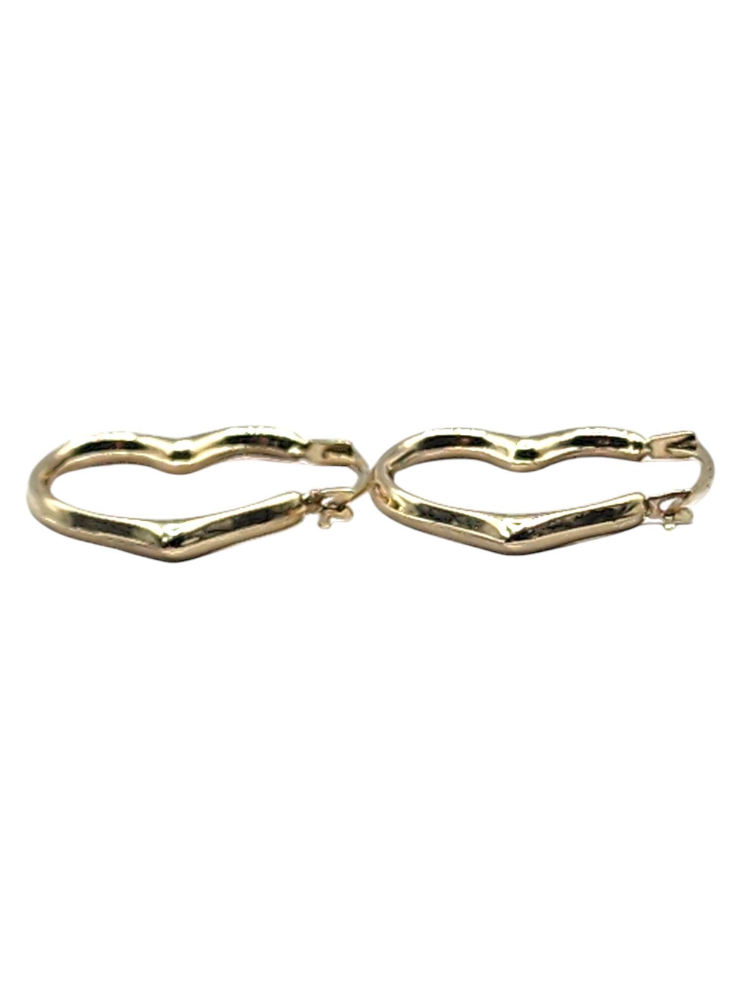 Boucles d'oreilles cœur en or jaune 10 carats

Ces magnifiques boucles d'oreilles sont fabriquées en or jaune 10K et ont la forme d'adorables cœurs !

Taille : 16.52mm X 19.22mm X 2.05mm

Poids : 0,46 g/ 0,30 dwt

Poinçon : ISRAËL RL10K

Très bon