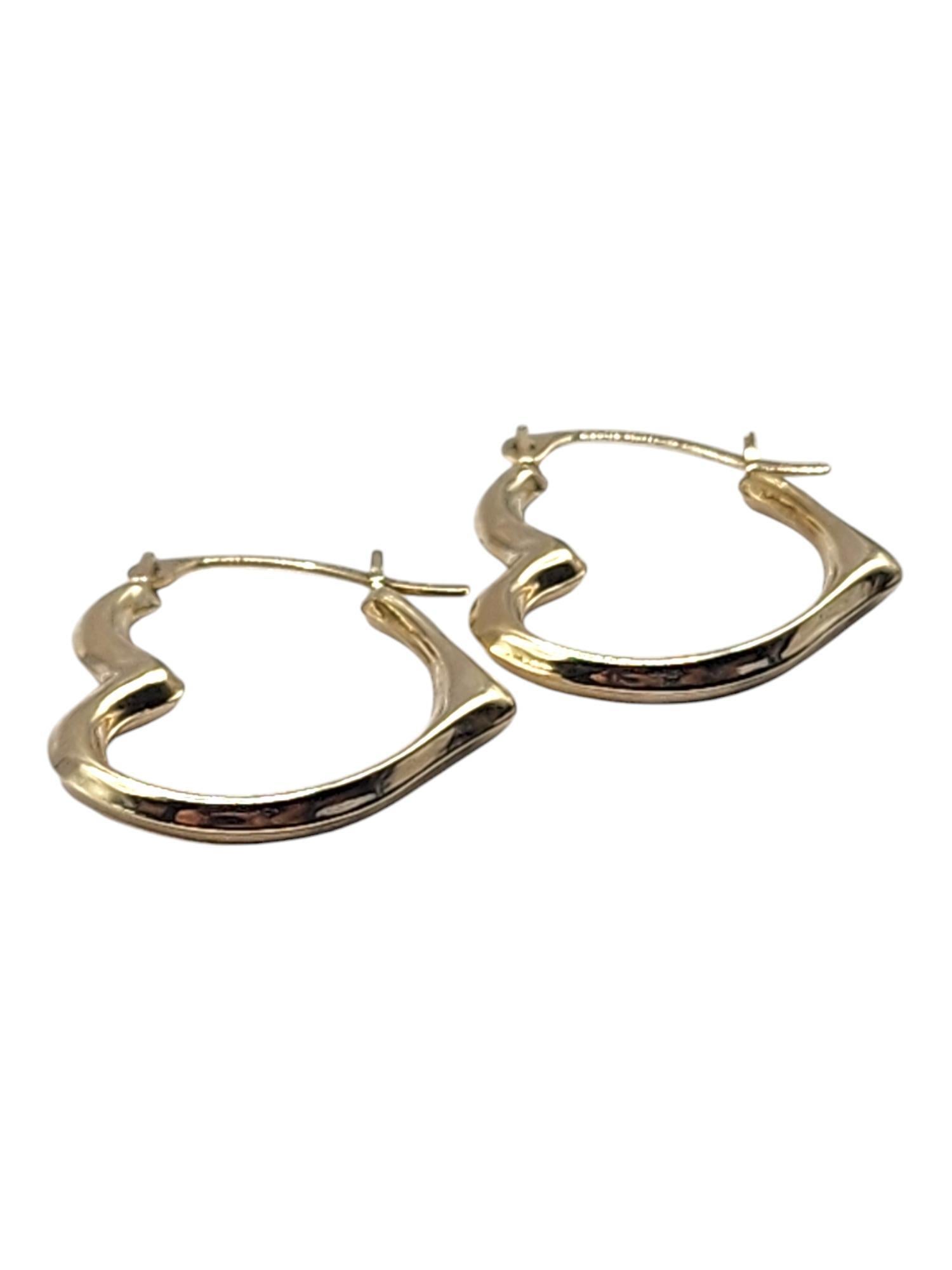 Créoles en or jaune 10 carats en forme de cœur ouvert n° 20476 en vente 1