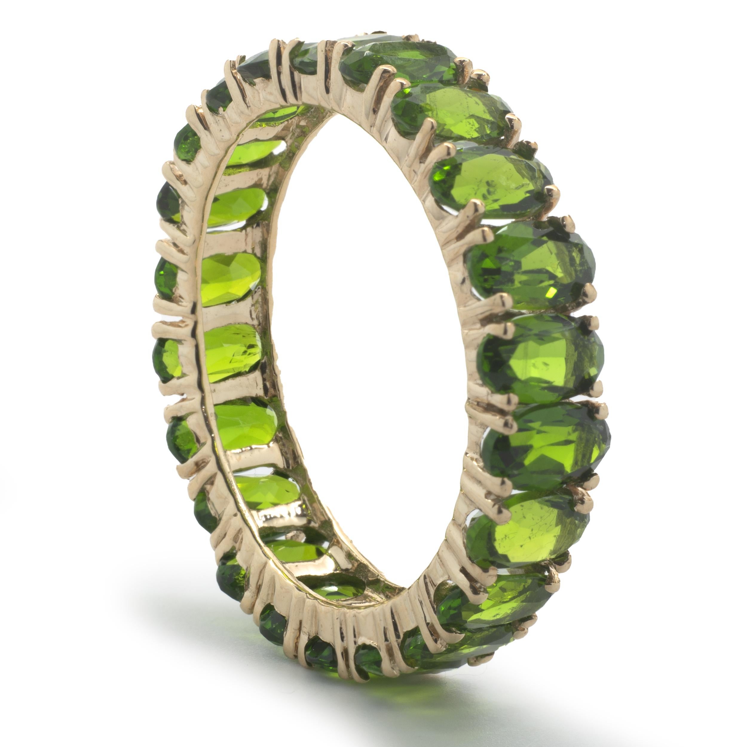 10 Karat Yellow Gold Oval Green Tourmaline Eternity Band In Excellent Condition For Sale In Scottsdale, AZ