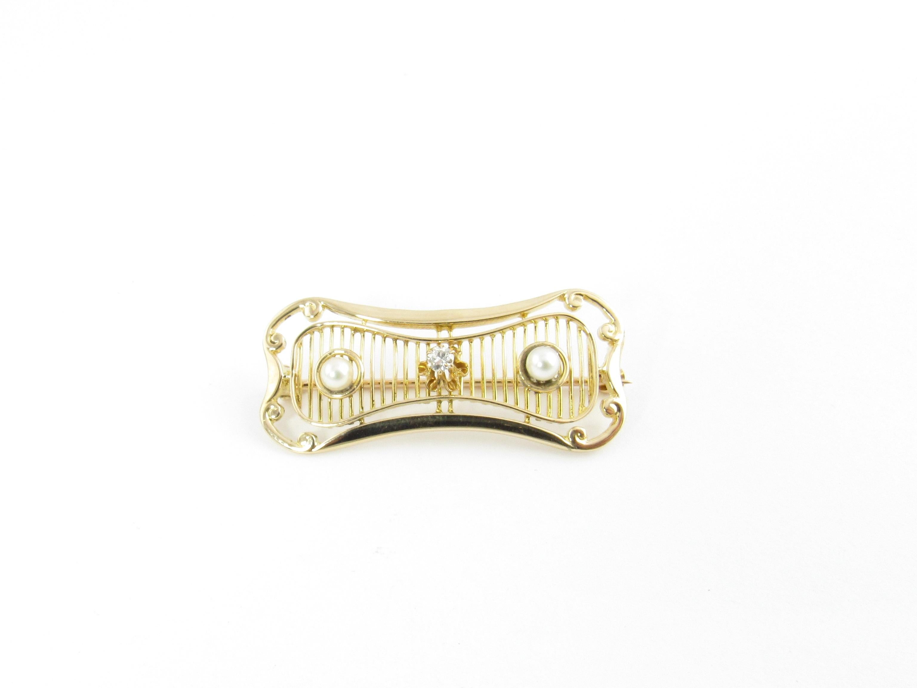 Round Cut 10 Karat Yellow Gold Pearl and Diamond Brooch or Pin For Sale