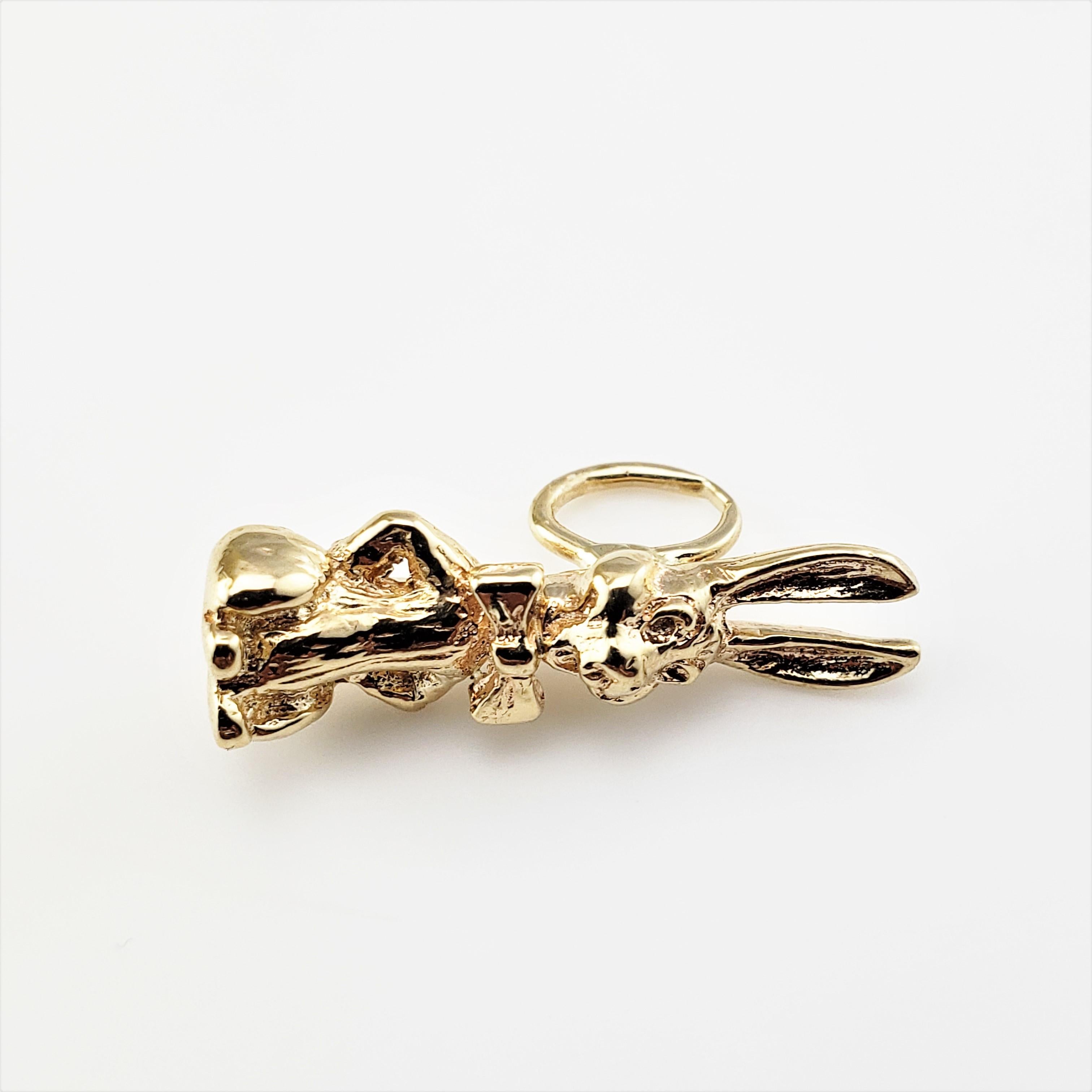 charm Lapin en or jaune 10 carats-

Voilà Peter Cottontail !

Cette adorable breloque 3D représente un lapin souriant portant joyeusement son nœud papillon !  Magnifiquement détaillé en or jaune 10K.

*Chaîne non incluse

Taille :  22 mm x  7